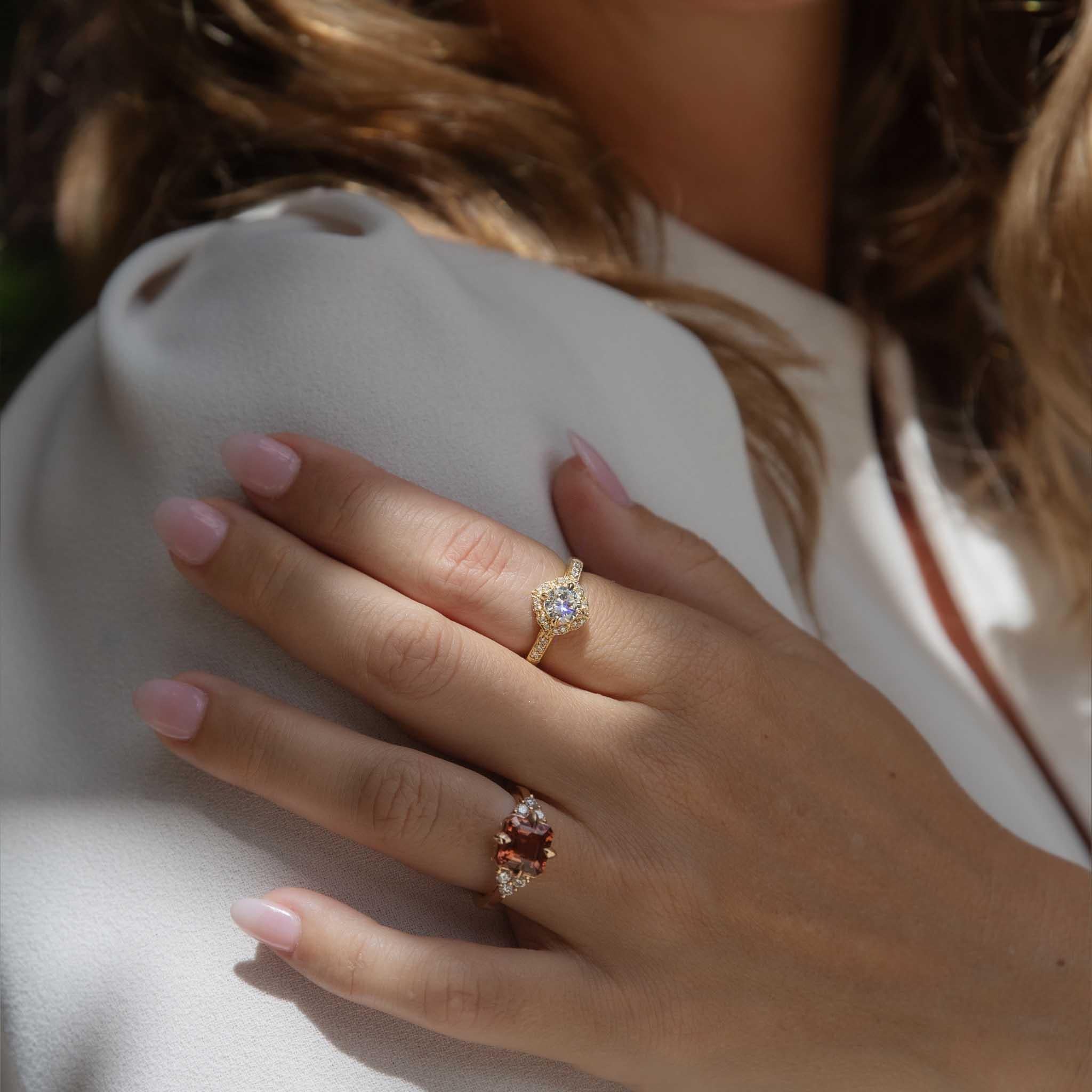 Anillo contemporáneo de oro de 18 ct con turmalina naranja melocotón y diamantes de 3,72 ct en venta 3