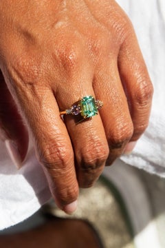 Contemporary 3.80 Carat Green Tourmaline Spinel and Diamond Ring 18 Carat Gold