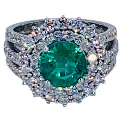 Anillo de Cóctel Contemporáneo de Diamantes con Halo de Esmeralda Colombiana de 3,82 Quilates