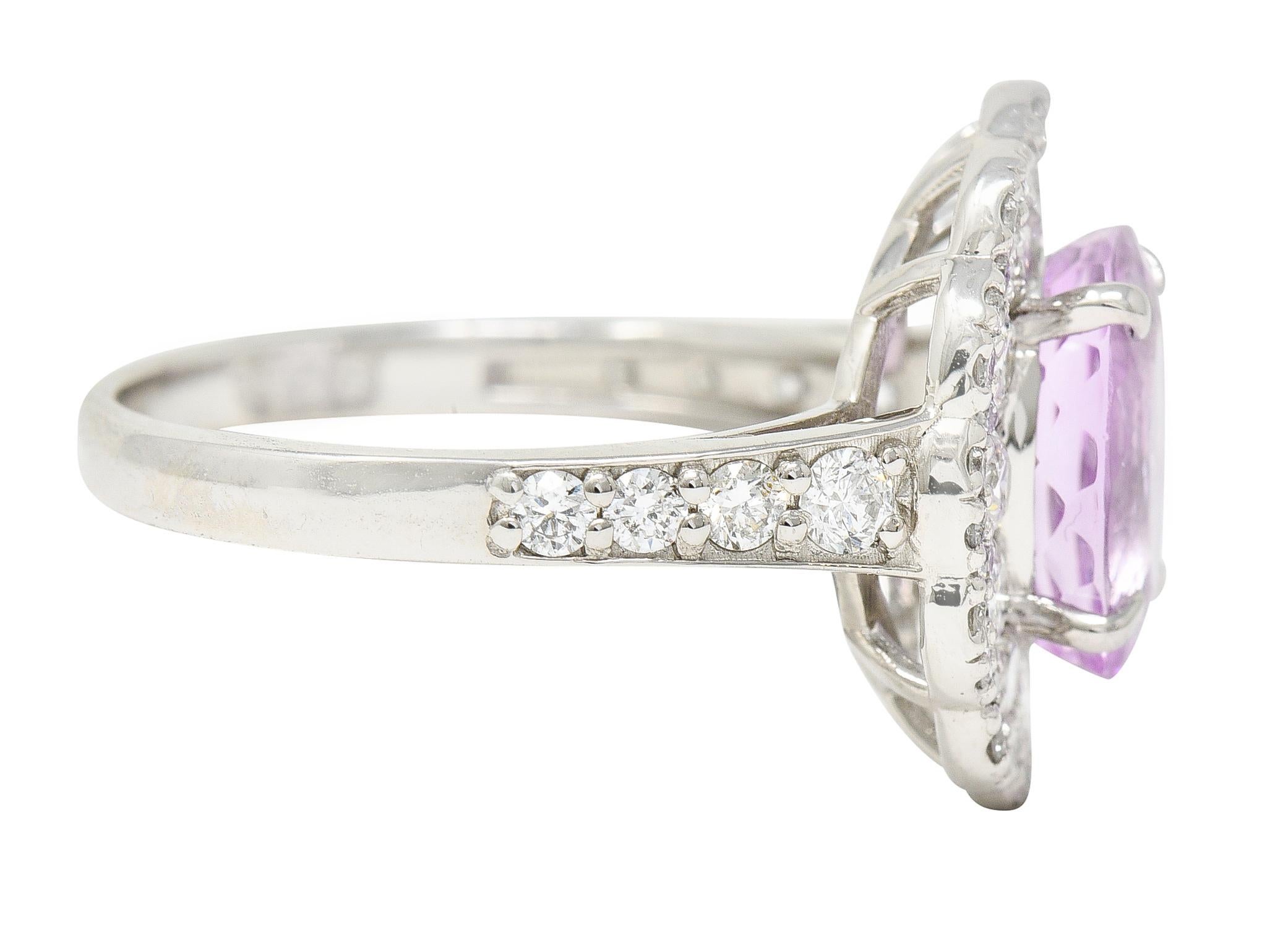 Zeitgenössischer 3,88 Karat rosa Topas Diamant Platin Blumen-Cluster-Ring (Ovalschliff) im Angebot
