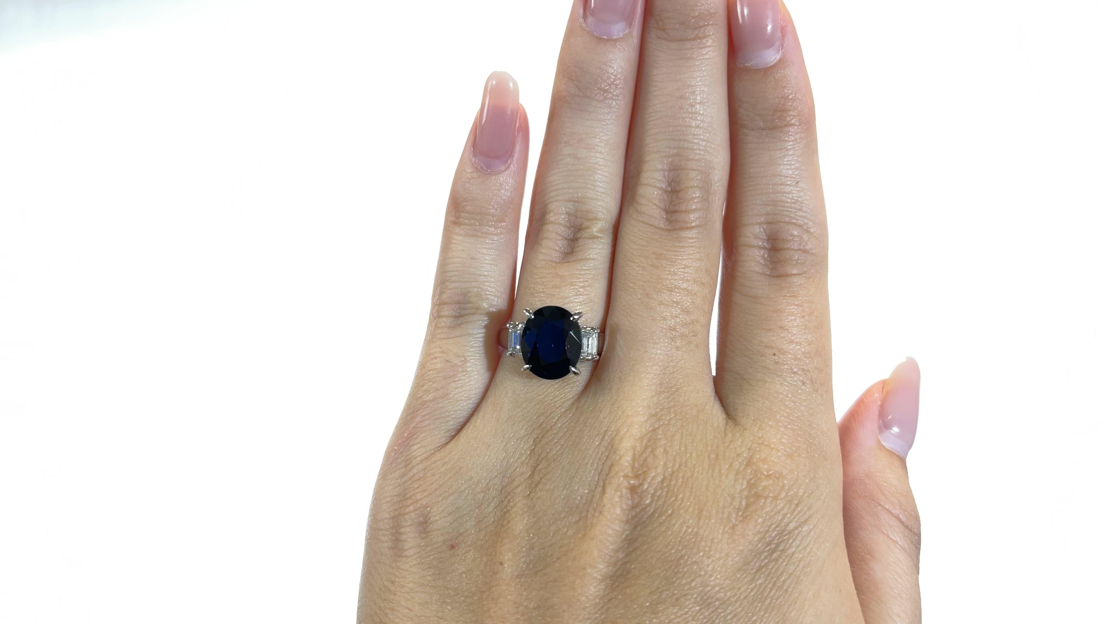 Contemporary 3.90 Carat Oval Cut Sapphire Diamond Platinum Three Stone Ring In Excellent Condition In Beverly Hills, CA