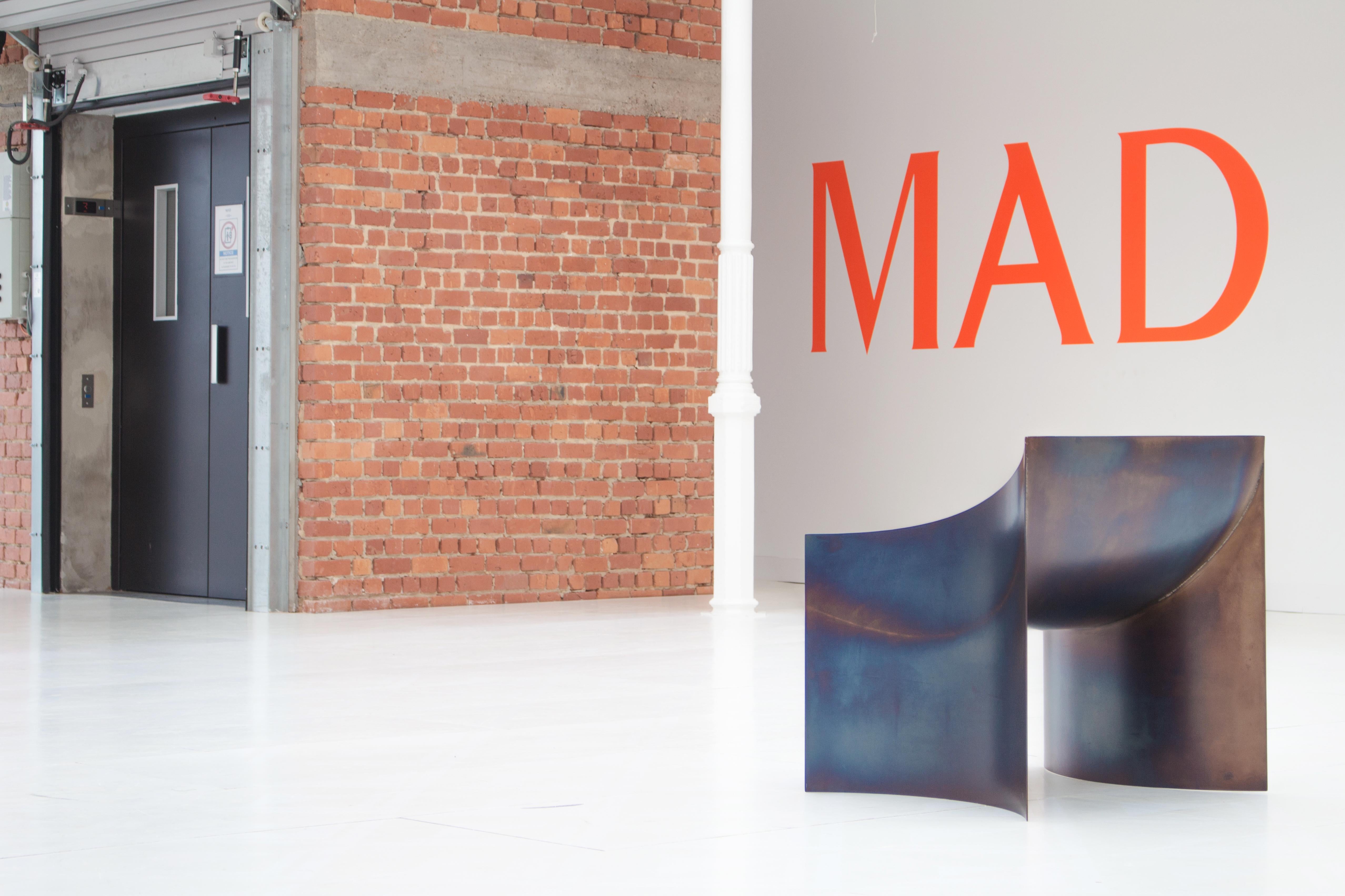 Moderne Chaise contemporaine incurvée en acier trempé - Un fauteuil par Studio Narra en vente