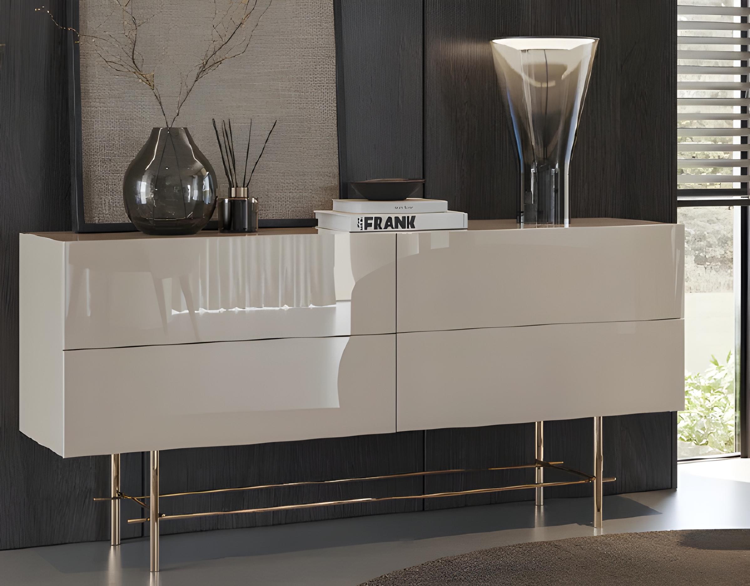 Consola contemporánea de 4 cajones en laca de alto brillo con base de latón Metal en venta
