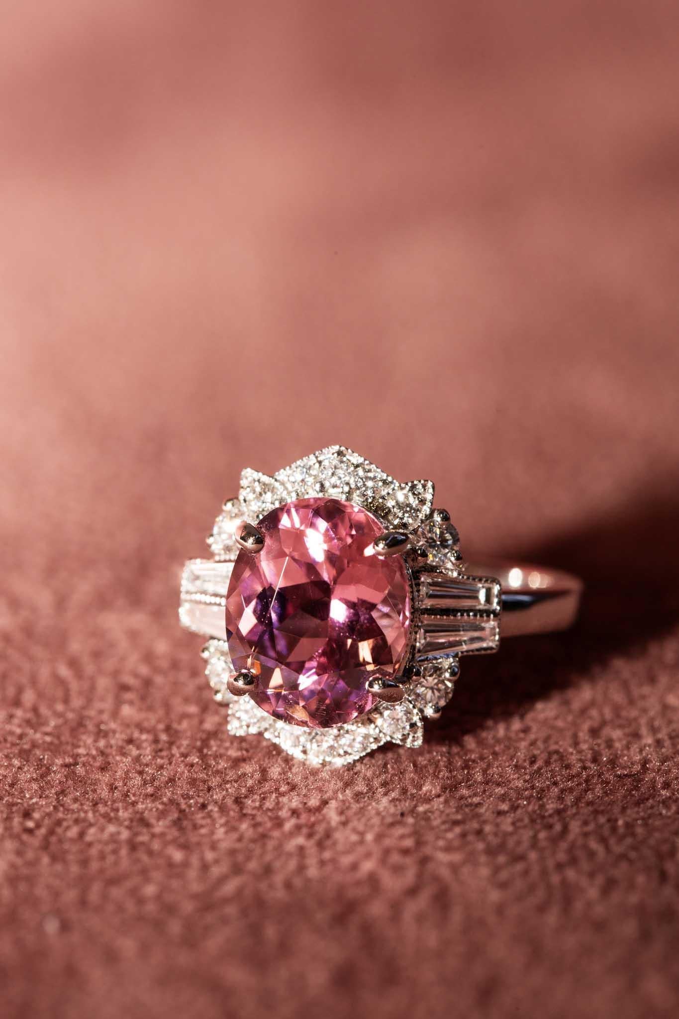 Contemporary 4,00 Karat Pink Turmalin & Diamant Ring 18 Karat Weißgold (Ovalschliff) im Angebot