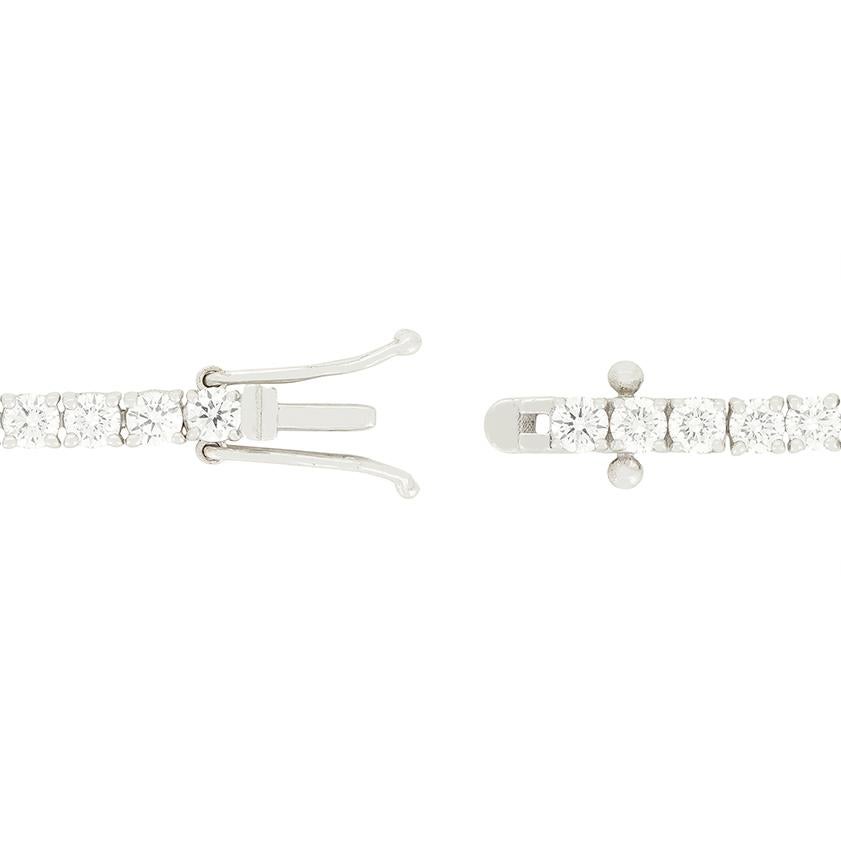 Sesenta y cuatro brillantes diamantes rodean la muñeca de quien los lleva en esta impresionante pulsera tenis. Los diamantes redondos de talla brillante suman un total de 4,00 quilates, tienen un color que va de F a G y una claridad igual a VS.