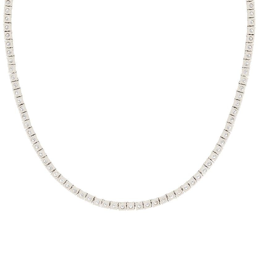Sono ben 202 i diamanti che compongono questa splendida collana dalla linea contemporanea. Ogni diamante pesa 0,02 carati per un peso totale di 4,04 carati. I diamanti hanno un colore che va da G a H e una purezza che corrisponde a VS. La collana è
