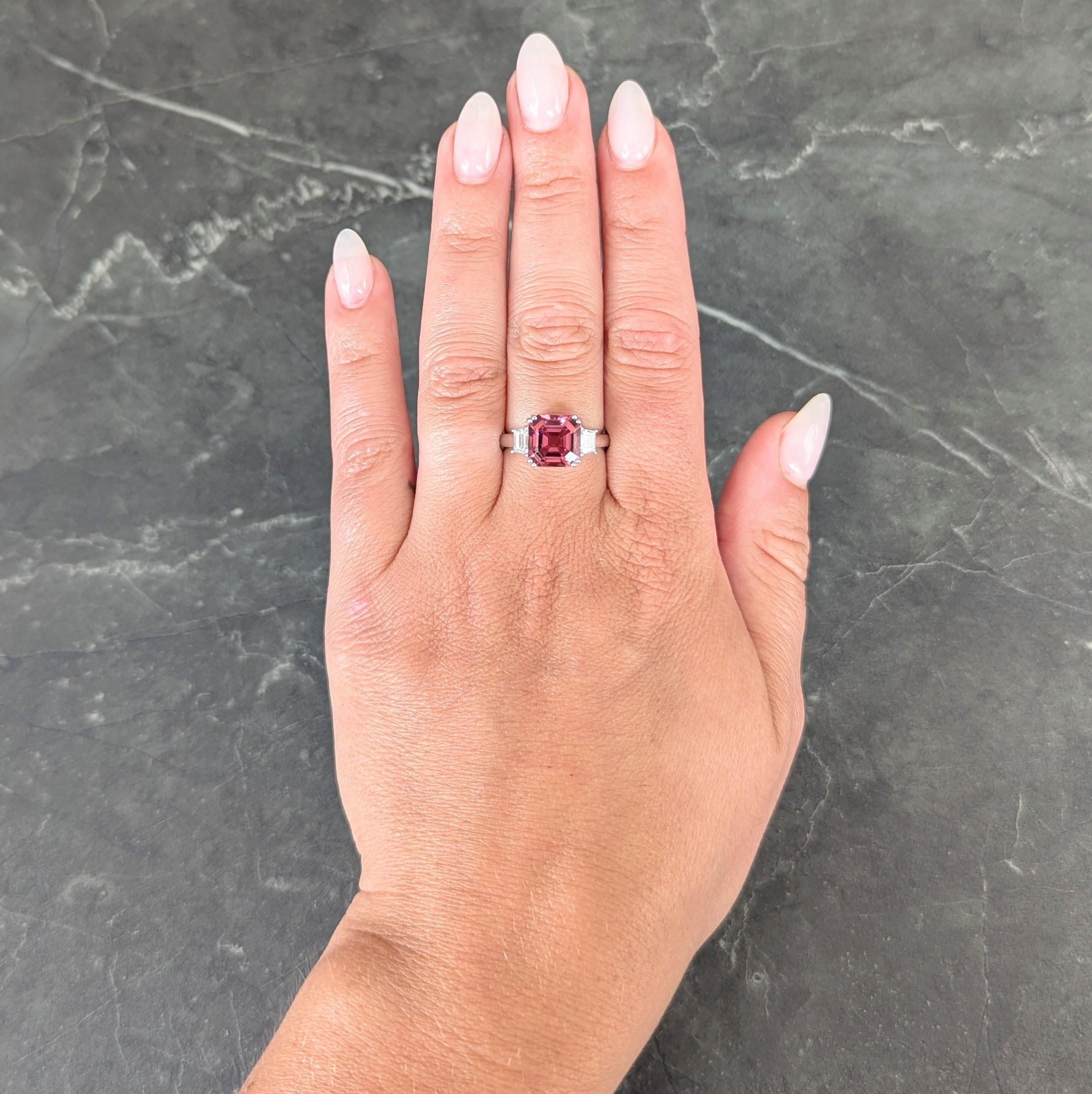 Al centro una tormalina taglio Asscher del peso di circa 3,52 carati, di colore rosa rossastro trasparente.
Incastonato in un cesto a spirale traforato e affiancato da diamanti a gradini affusolati incastonati.
Peso totale di circa 0,56 carati -