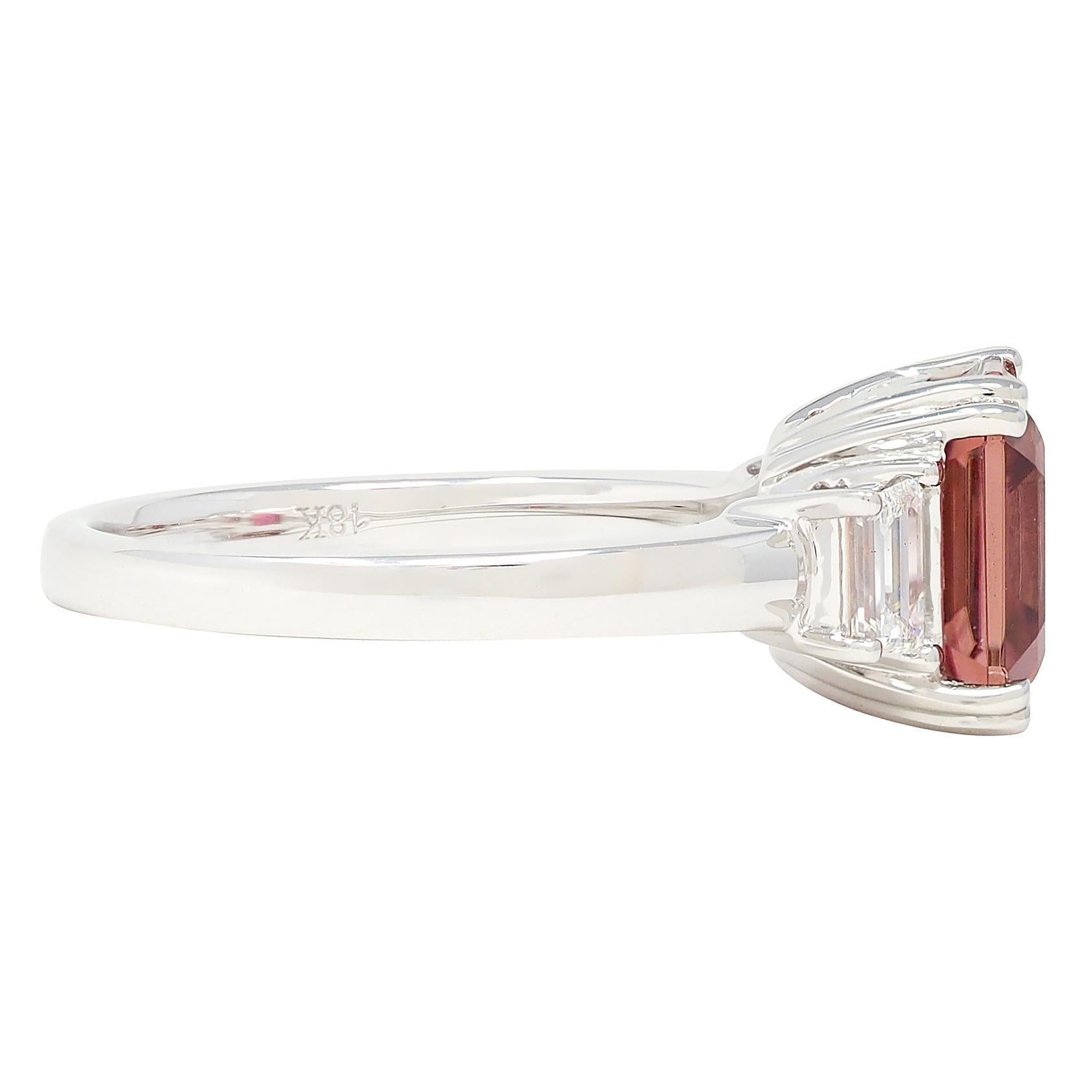 Contemporaneo Anello contemporaneo a tre pietre con tormalina e diamante in oro bianco 18 carati da 4,08 CTW in vendita