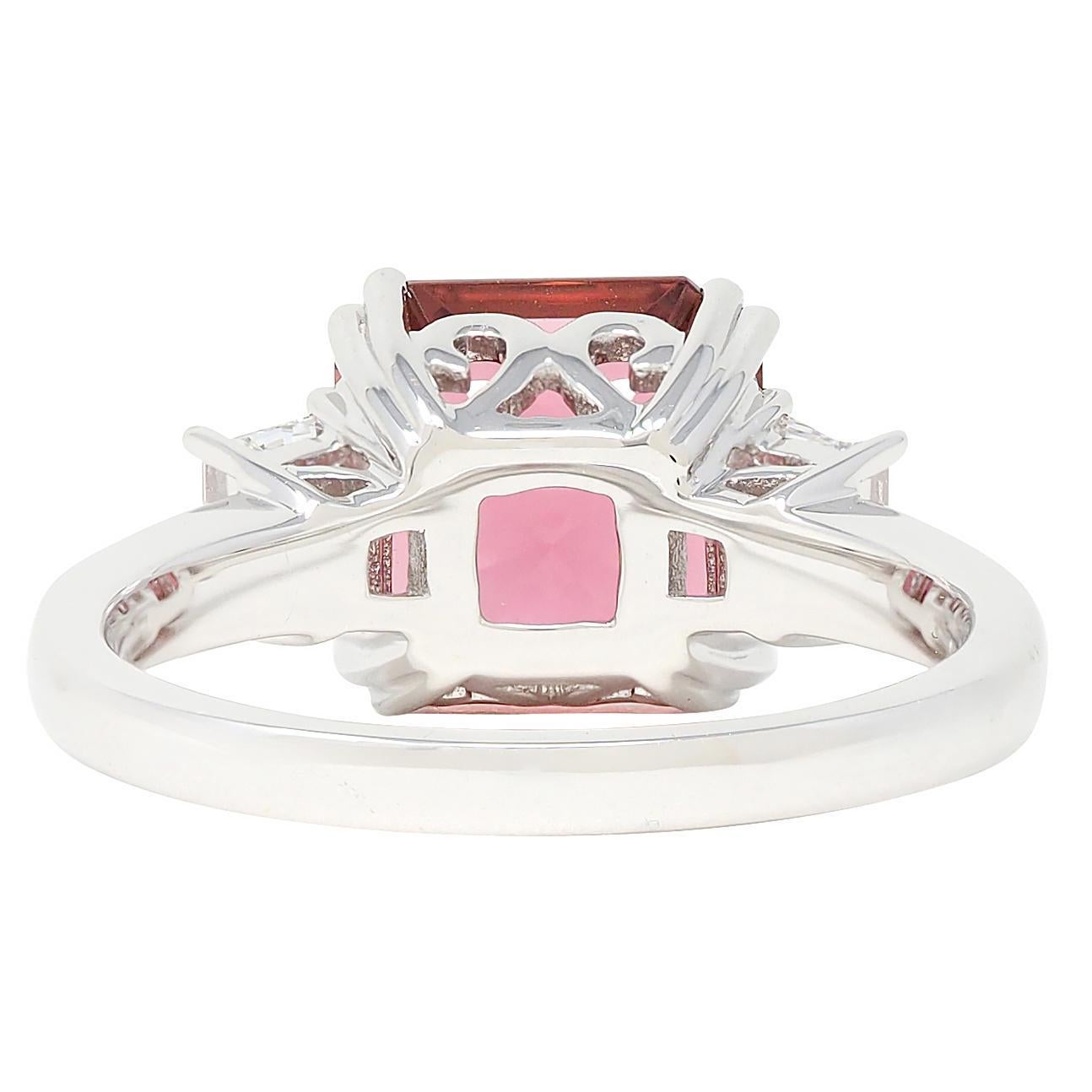 Taglio Asscher Anello contemporaneo a tre pietre con tormalina e diamante in oro bianco 18 carati da 4,08 CTW in vendita