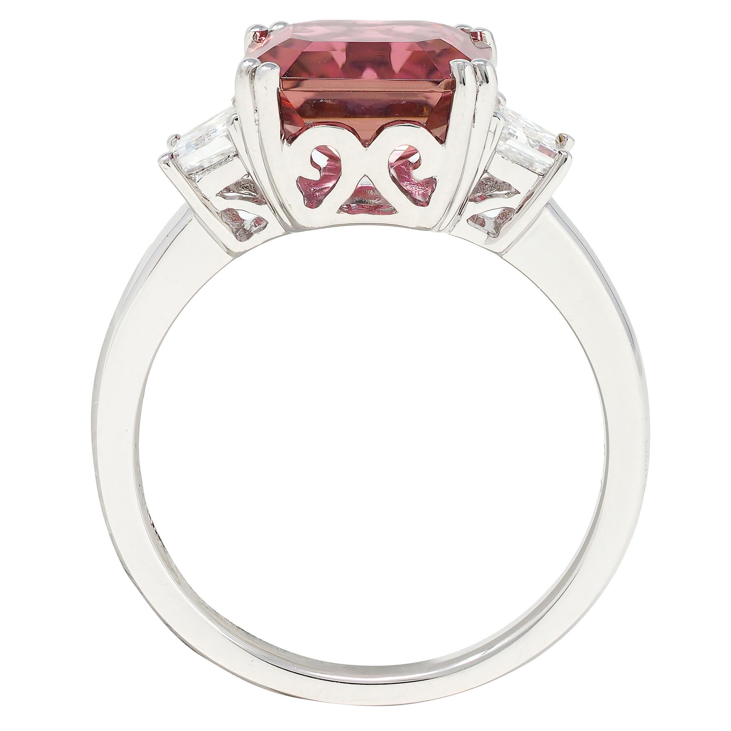Anello contemporaneo a tre pietre con tormalina e diamante in oro bianco 18 carati da 4,08 CTW In condizioni ottime in vendita a Philadelphia, PA
