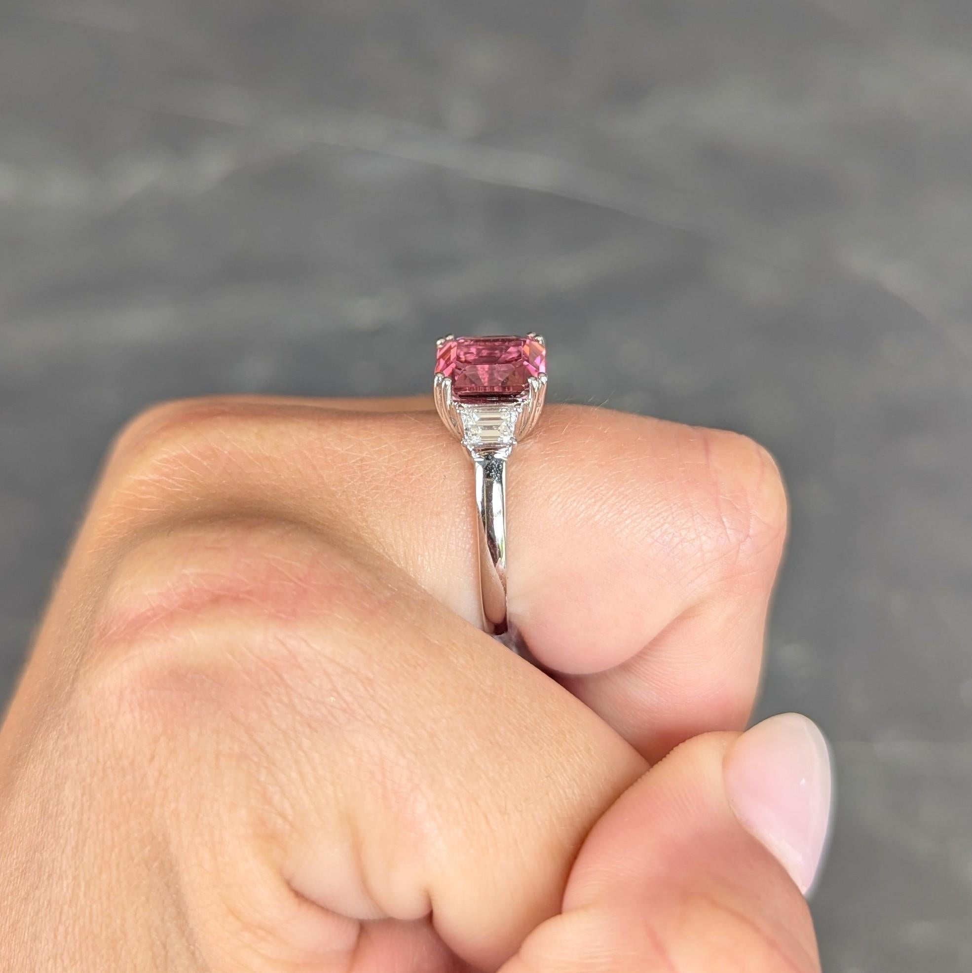 Anello contemporaneo a tre pietre con tormalina e diamante in oro bianco 18 carati da 4,08 CTW in vendita 2