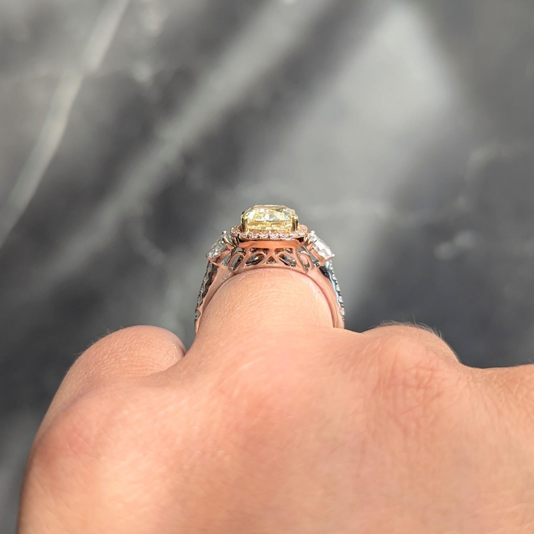 Bague de fiançailles contemporaine en or 18 carats avec 4,23 CTW de diamant jaune clair fantaisie 4