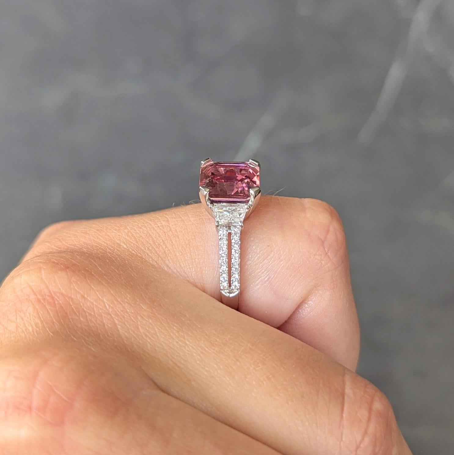 Anello contemporaneo a tre pietre con tormalina e diamante in oro bianco 18 carati da 4,32 CTW in vendita 4