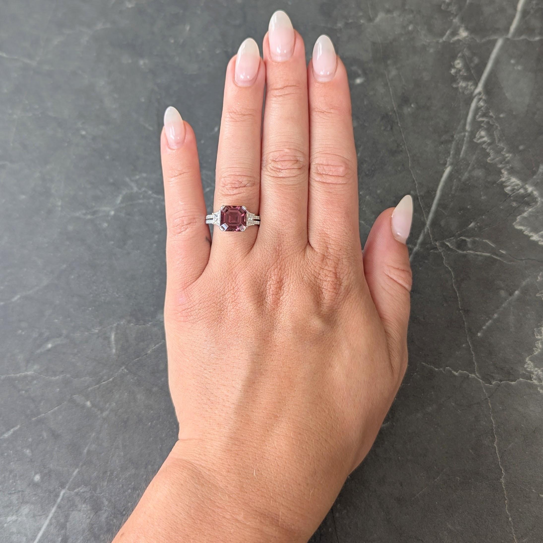 Al centro una tormalina taglio Asscher del peso di circa 4,29 carati, di colore rosa rossastro trasparente.
Incastonato in un cesto traforato a motivo chevron e affiancato da diamanti taglio step conici incastonati.
Peso totale di circa 0,50 carati