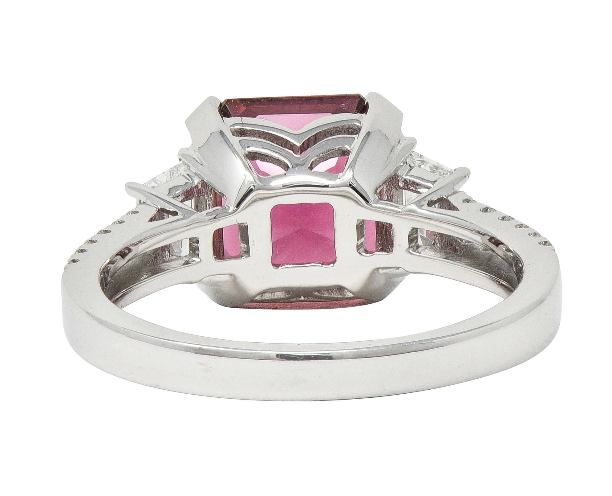 Taglio Asscher Anello contemporaneo a tre pietre con tormalina e diamante in oro bianco 18 carati da 4,32 CTW in vendita