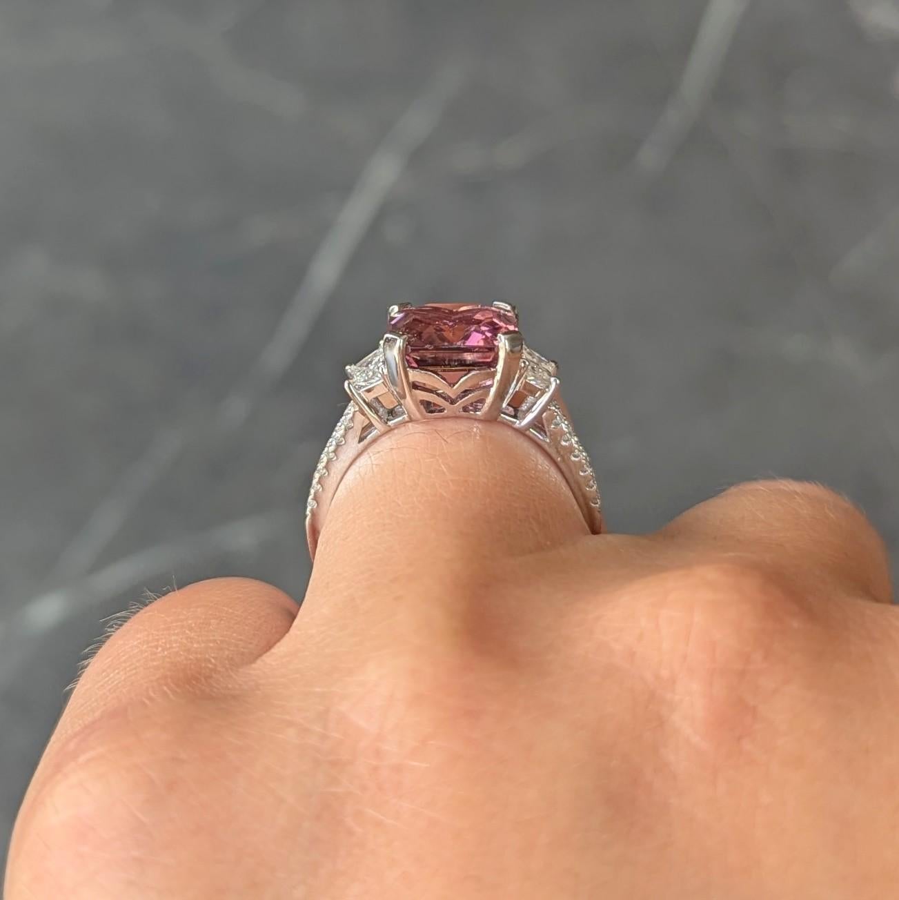 Anello contemporaneo a tre pietre con tormalina e diamante in oro bianco 18 carati da 4,32 CTW in vendita 3