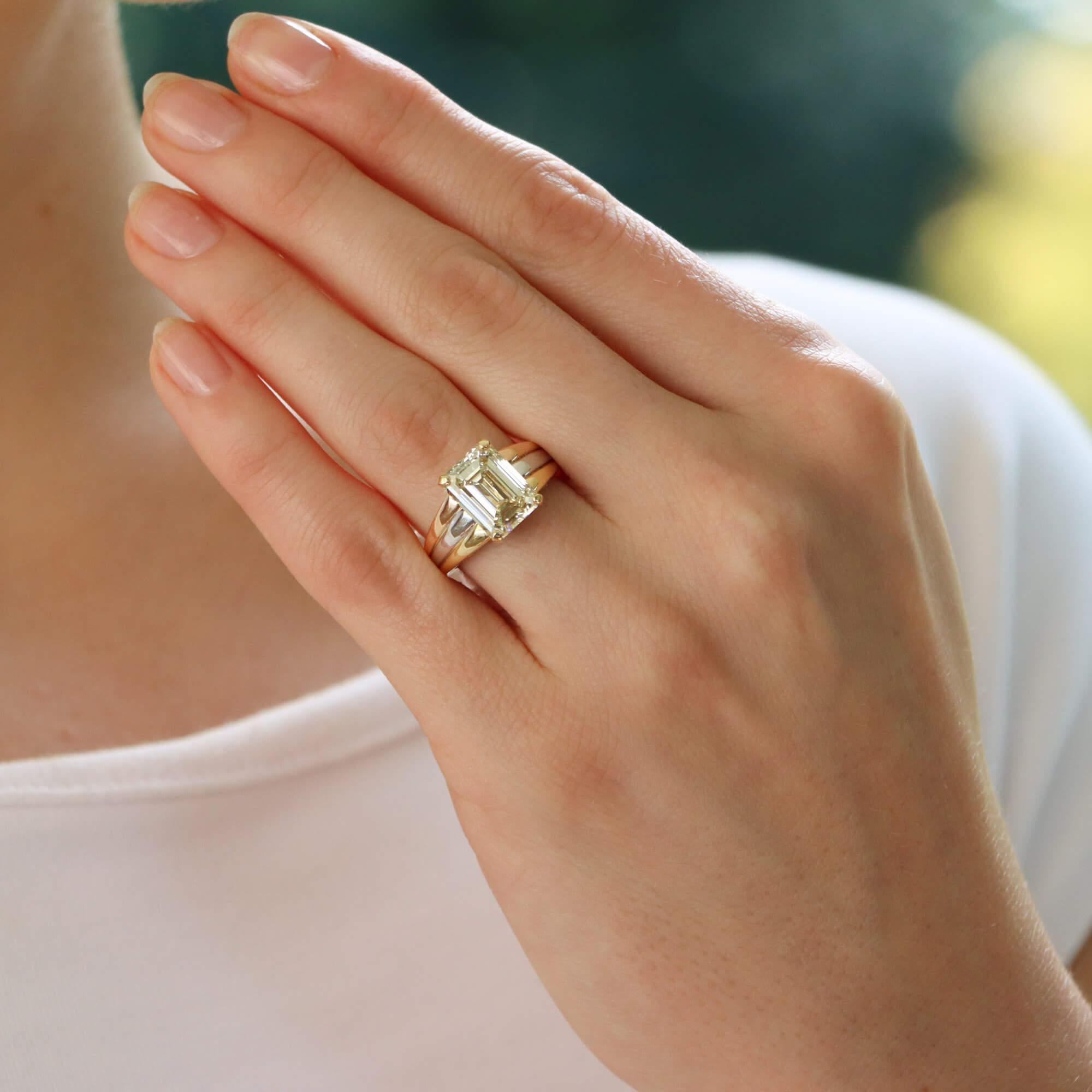 Ein wunderschöner, moderner Diamantring mit Smaragdschliff, gefasst in 18-karätigem Gelb-, Weiß- und Roségold.

Der Ring ist in der Mitte mit einem atemberaubenden Diamanten im Smaragdschliff von 4,51 Karat besetzt, der sicher in einer Kralle