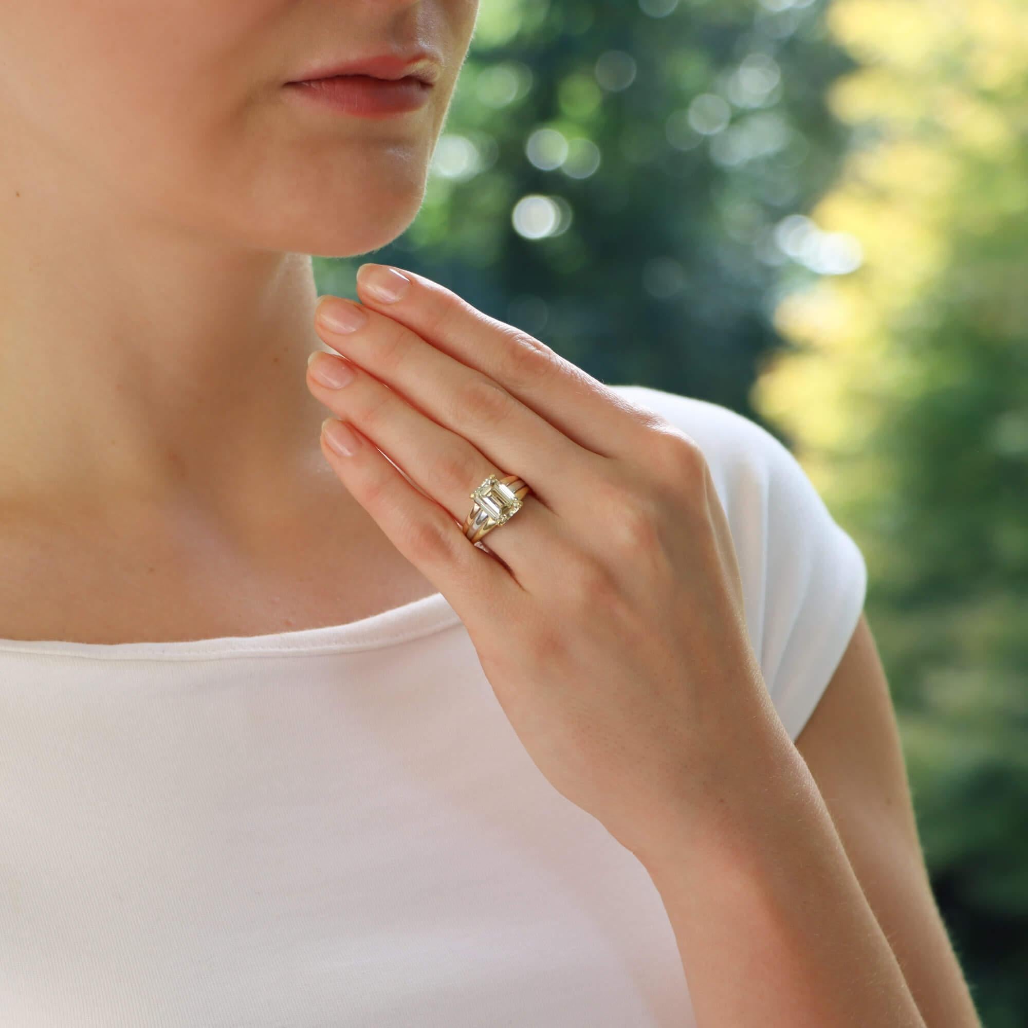 Contemporary 4,51ct Smaragdschliff Diamantring in Gold (Moderne) im Angebot