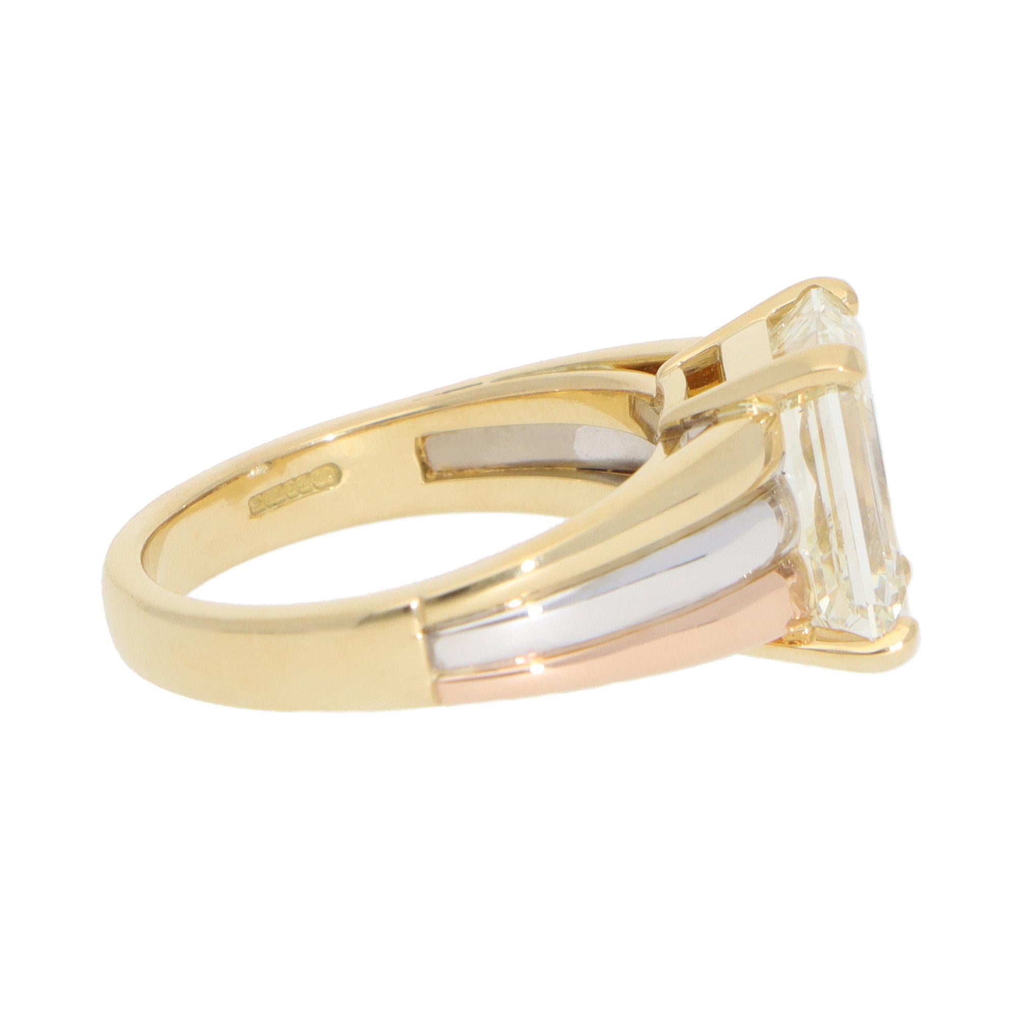 Contemporary 4,51ct Smaragdschliff Diamantring in Gold im Zustand „Hervorragend“ im Angebot in London, GB
