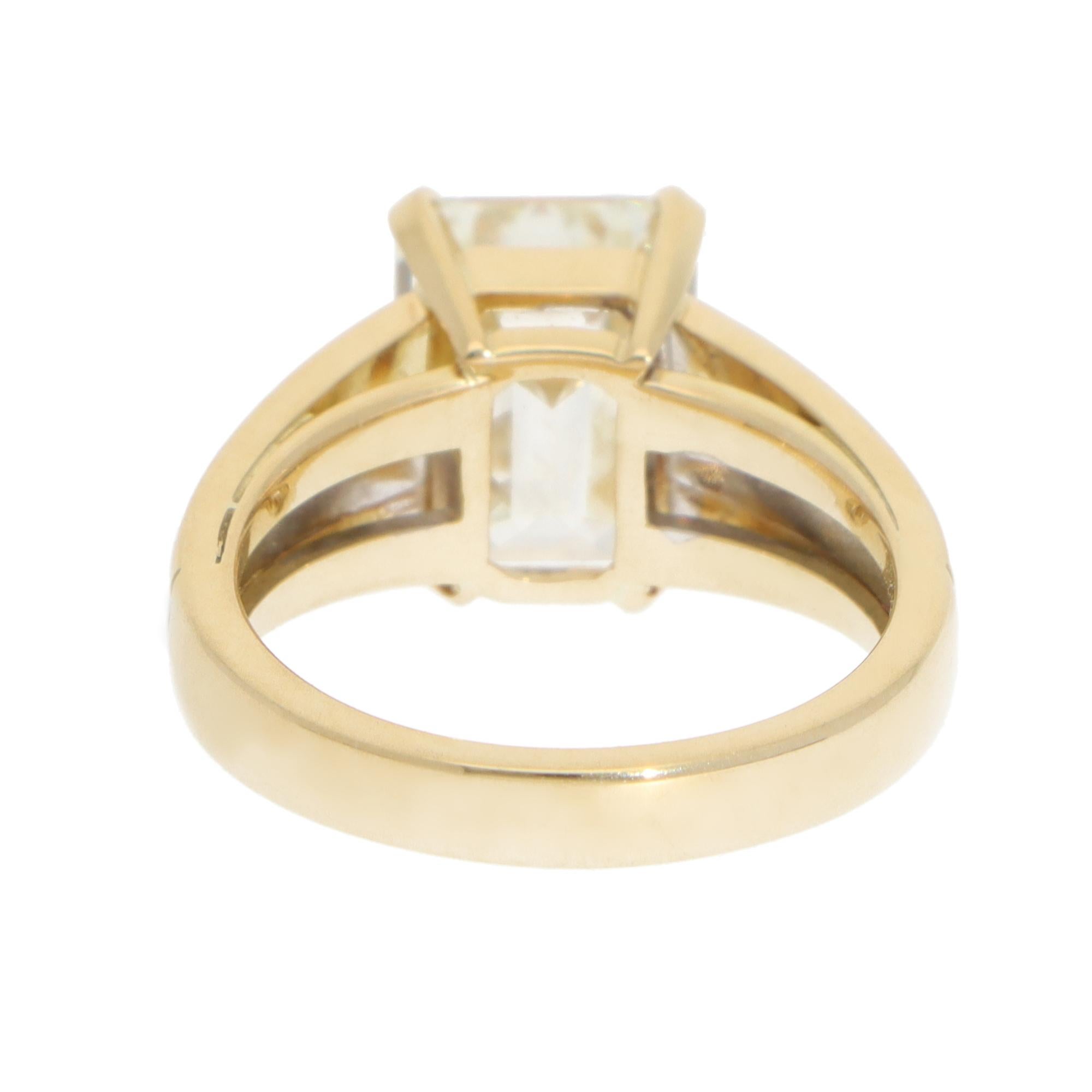 Contemporary 4,51ct Smaragdschliff Diamantring in Gold für Damen oder Herren im Angebot