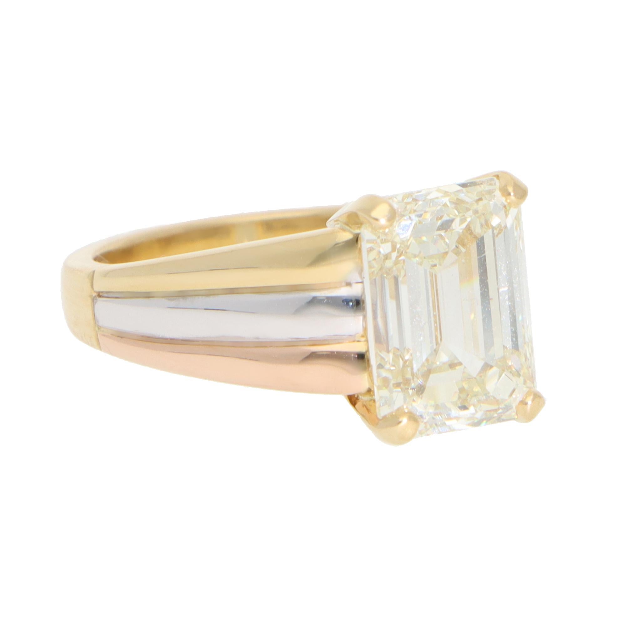 Contemporary 4,51ct Smaragdschliff Diamantring in Gold im Angebot 1