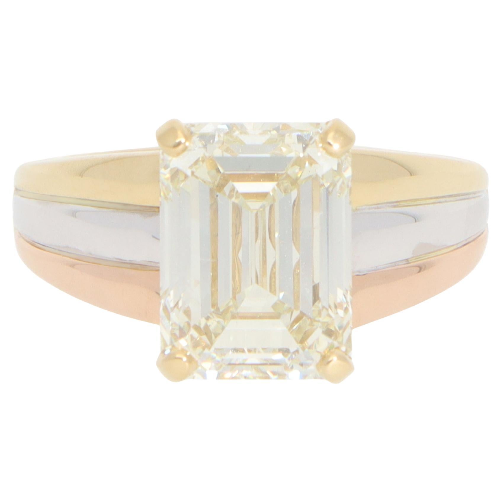Contemporary 4,51ct Smaragdschliff Diamantring in Gold im Angebot