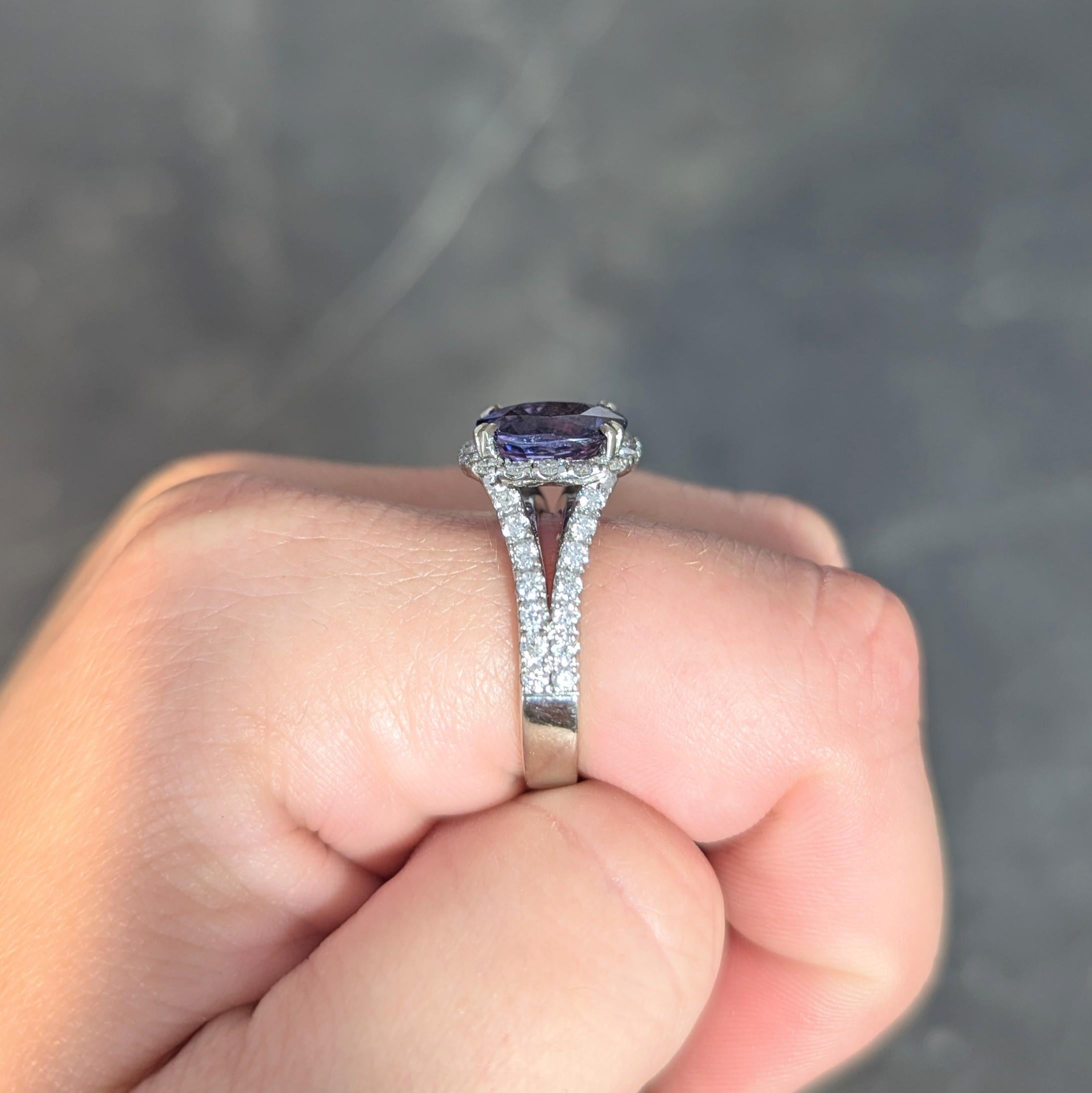 Contemporary 4.60 CTW Color-Change Sapphire Diamond 14 Karat Gold Halo Ring GIA For Sale 6