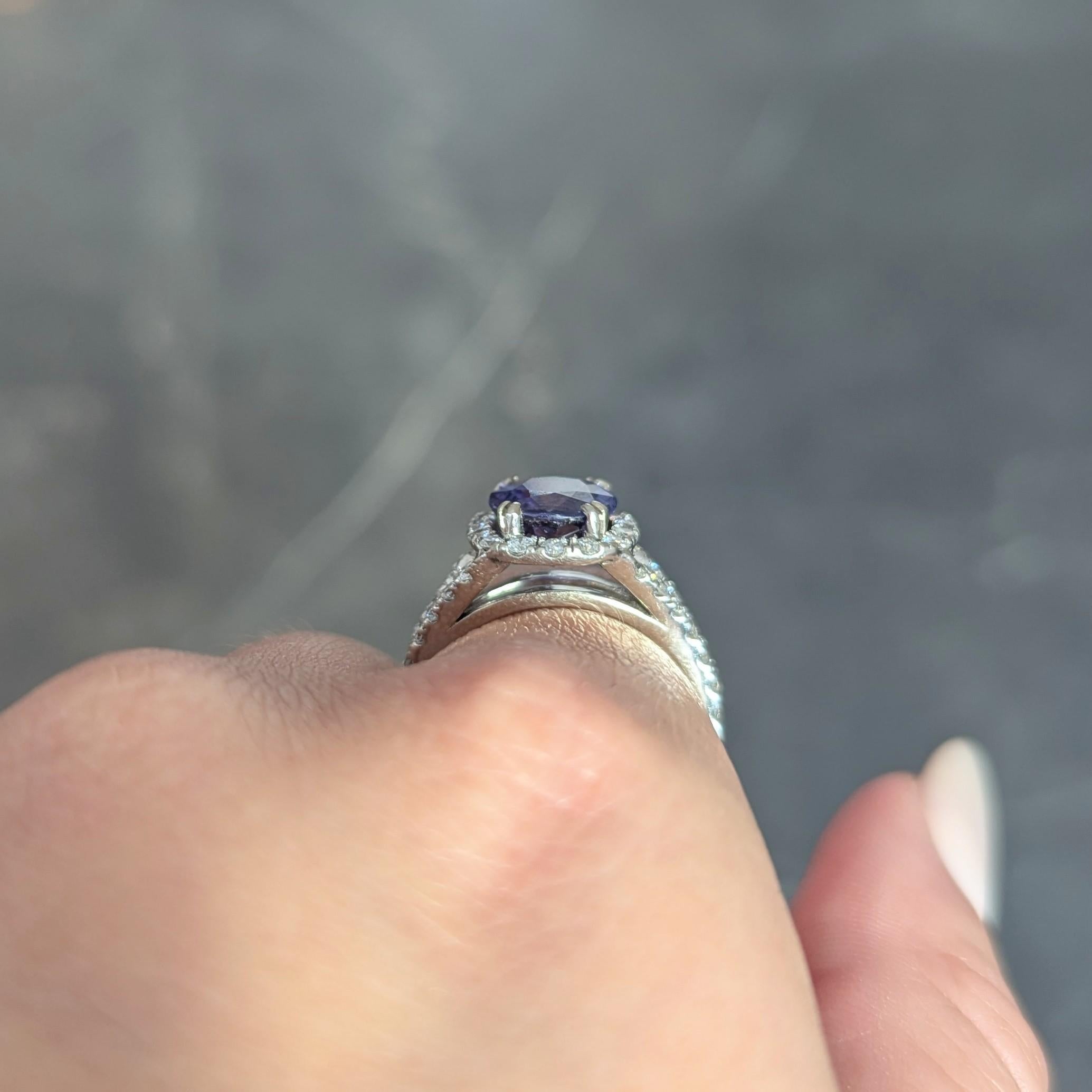 Contemporary 4.60 CTW Color-Change Sapphire Diamond 14 Karat Gold Halo Ring GIA For Sale 7