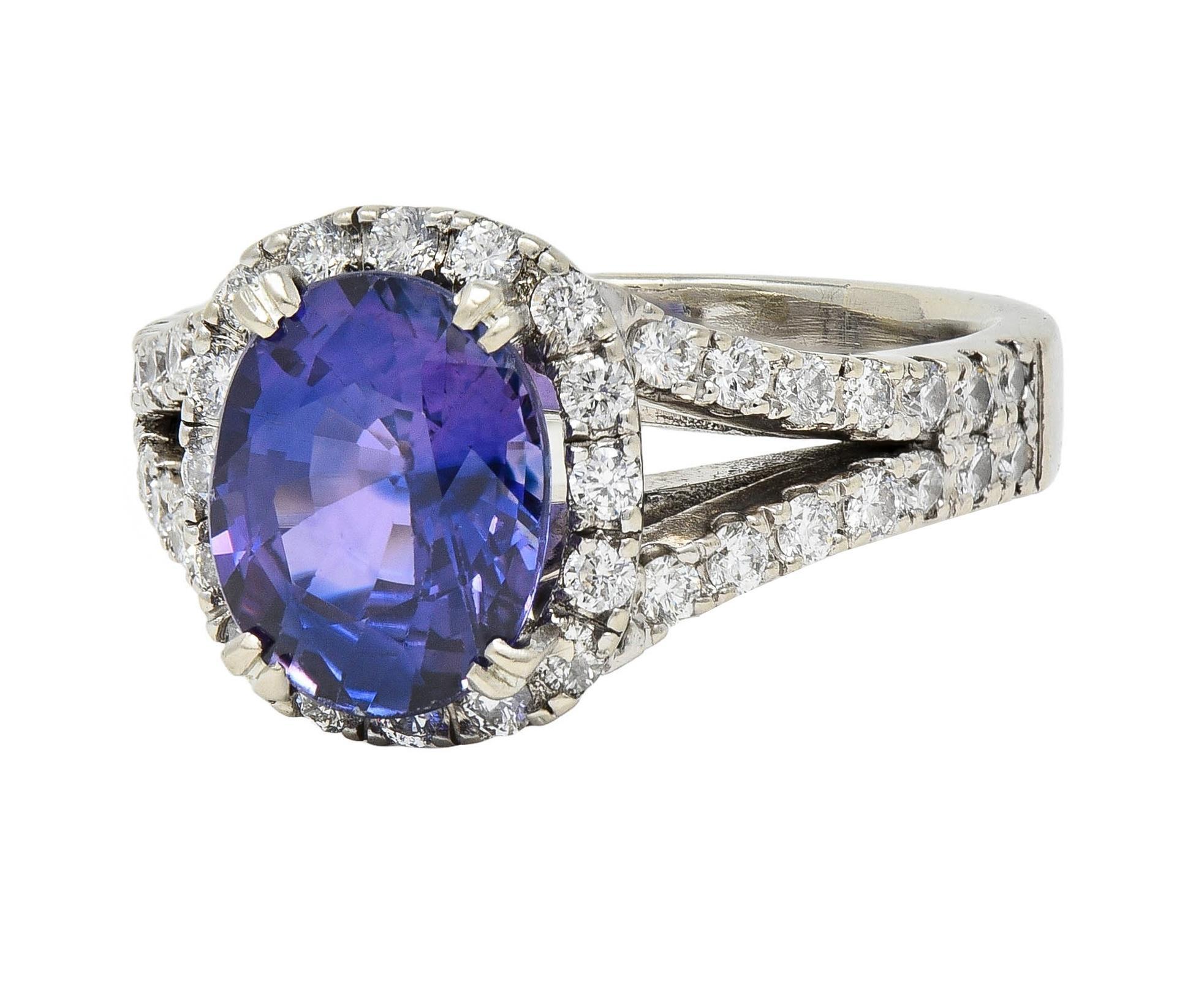 Contemporary 4.60 CTW Color-Change Sapphire Diamond 14 Karat Gold Halo Ring GIA For Sale 1