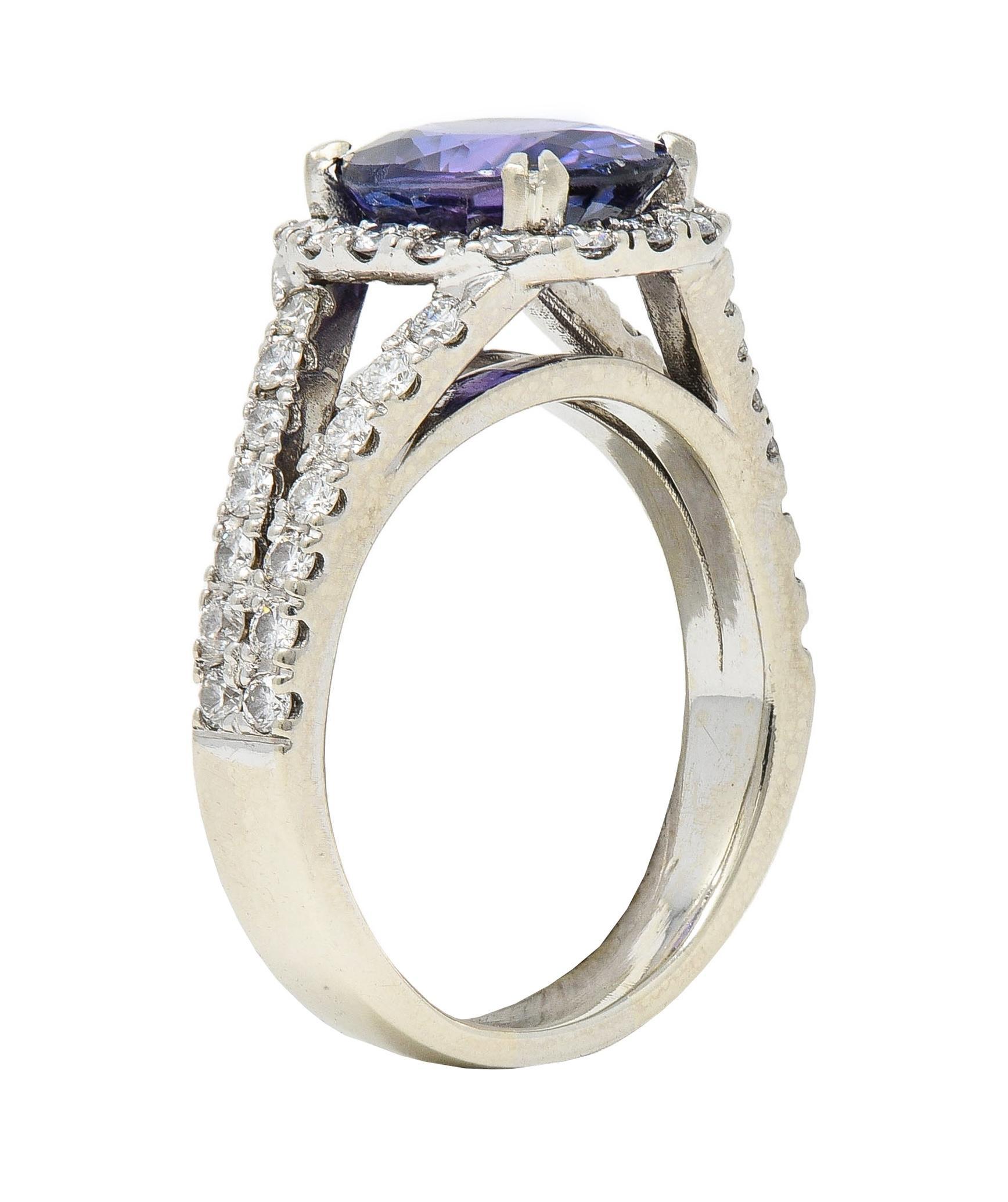 Contemporary 4.60 CTW Color-Change Sapphire Diamond 14 Karat Gold Halo Ring GIA For Sale 4