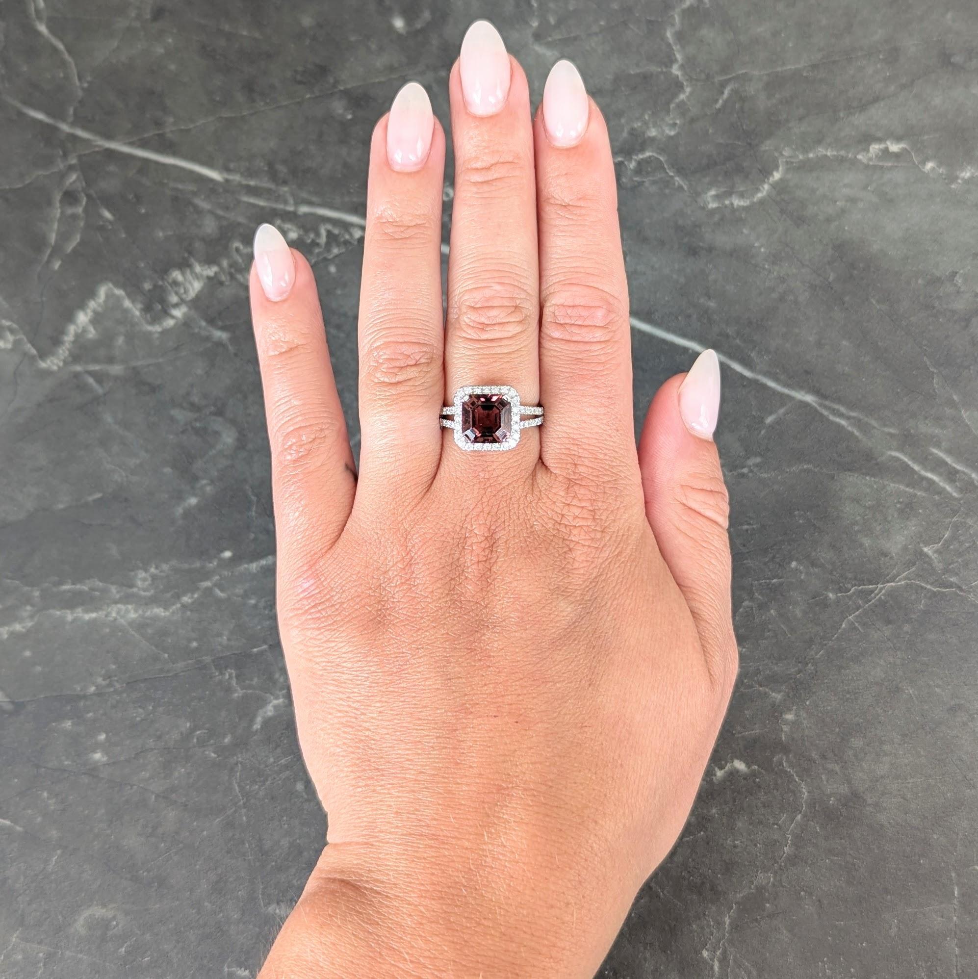 Al centro una tormalina taglio asscher del peso totale di circa 3,93 carati
Trasparente di colore rosa brunastro medio e incastonato in un cestino.
Accentuato da un'aureola di diamanti rotondi taglio brillante
Con diamanti aggiuntivi incastonati