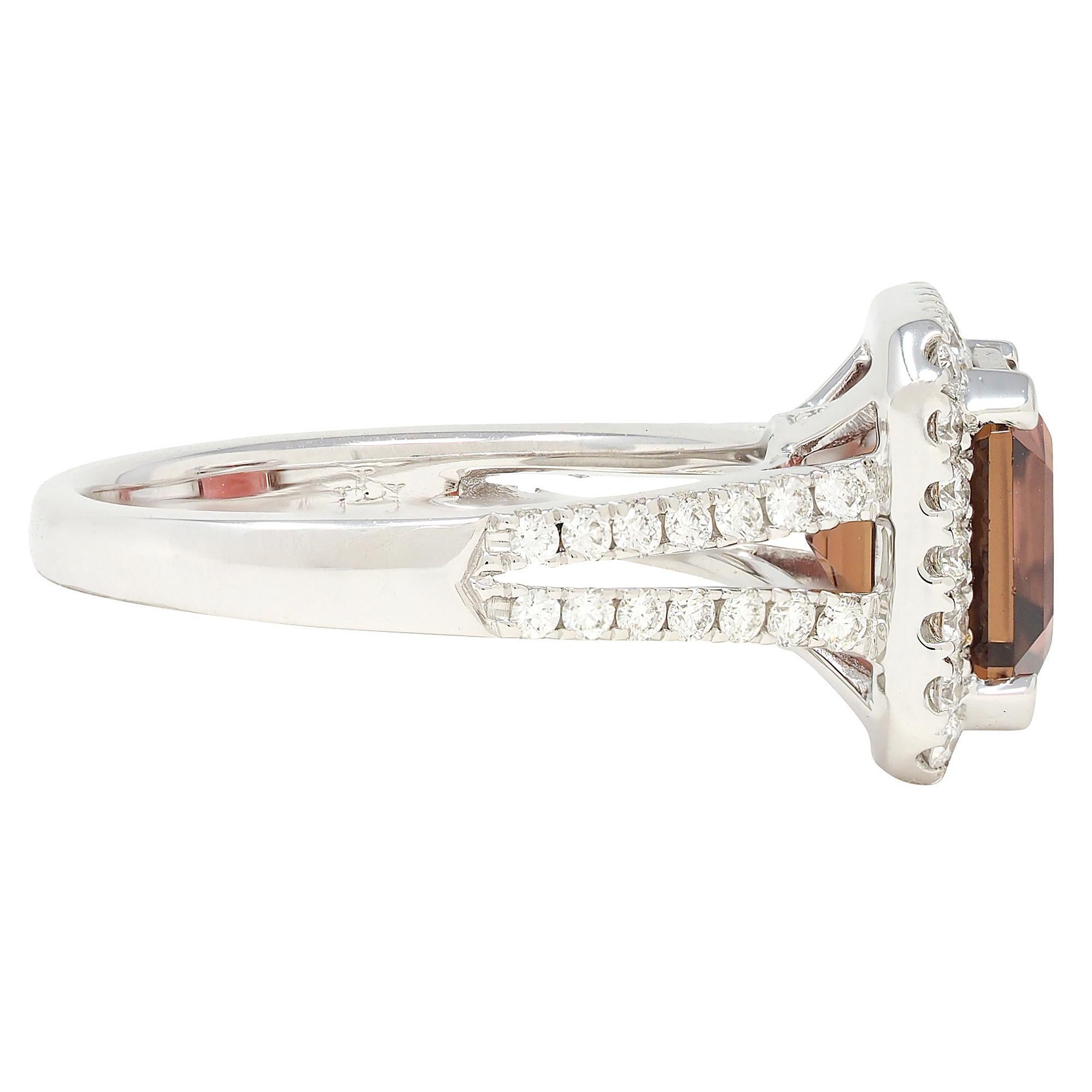Contemporaneo Anello aureolato contemporaneo con tormalina e diamante da 4,93 CTW in oro bianco da 18 carati in vendita