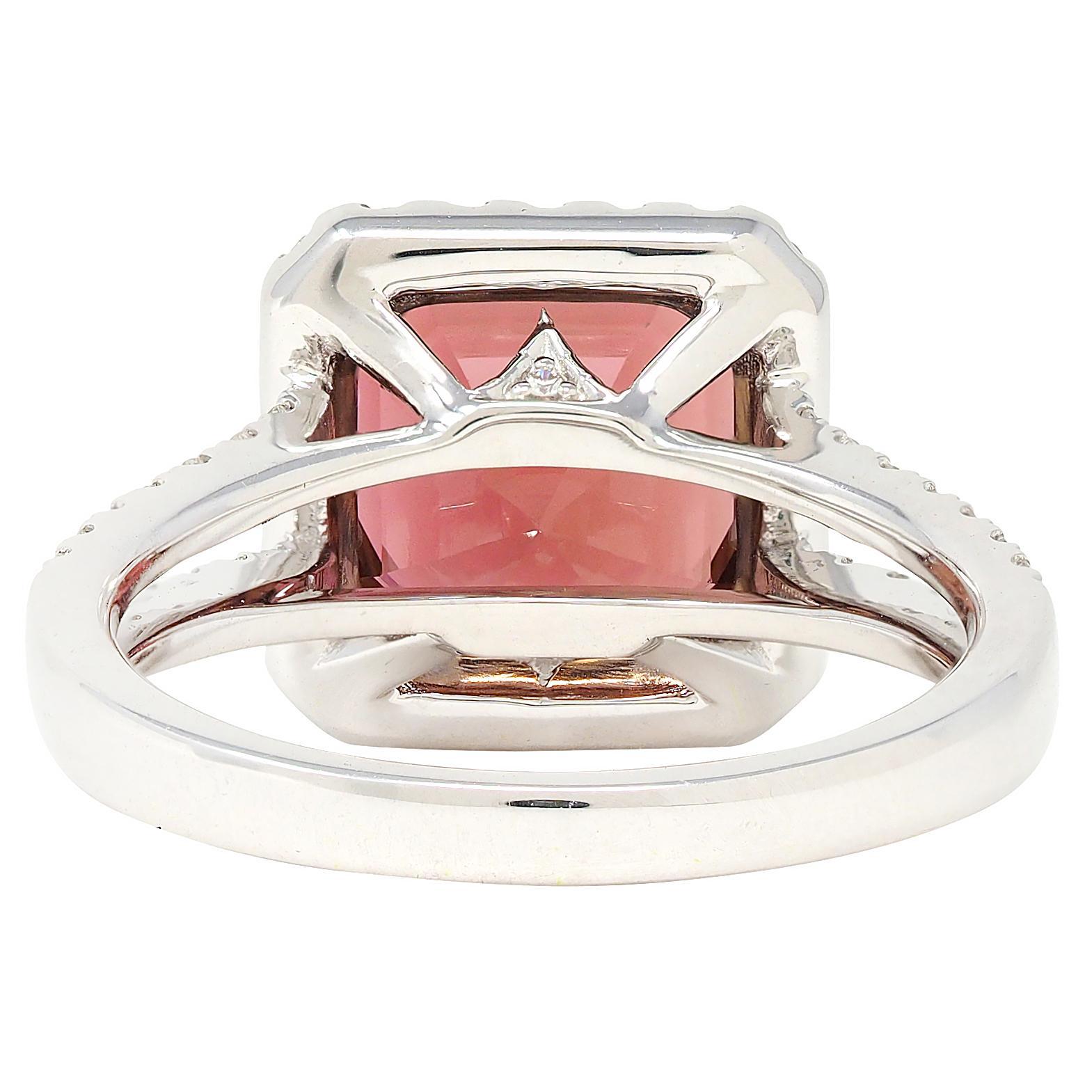 Taglio Asscher Anello aureolato contemporaneo con tormalina e diamante da 4,93 CTW in oro bianco da 18 carati in vendita
