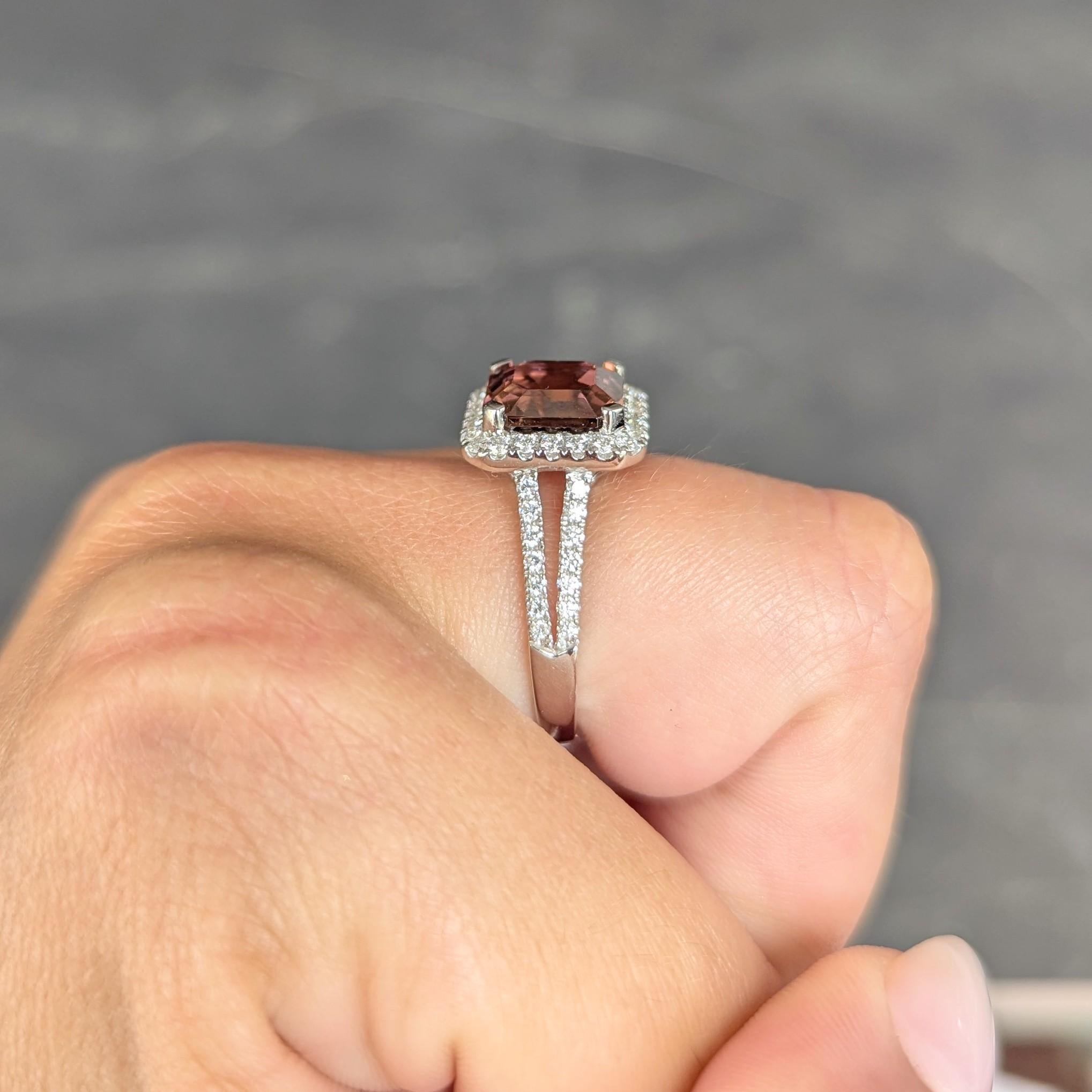 Anello aureolato contemporaneo con tormalina e diamante da 4,93 CTW in oro bianco da 18 carati in vendita 3