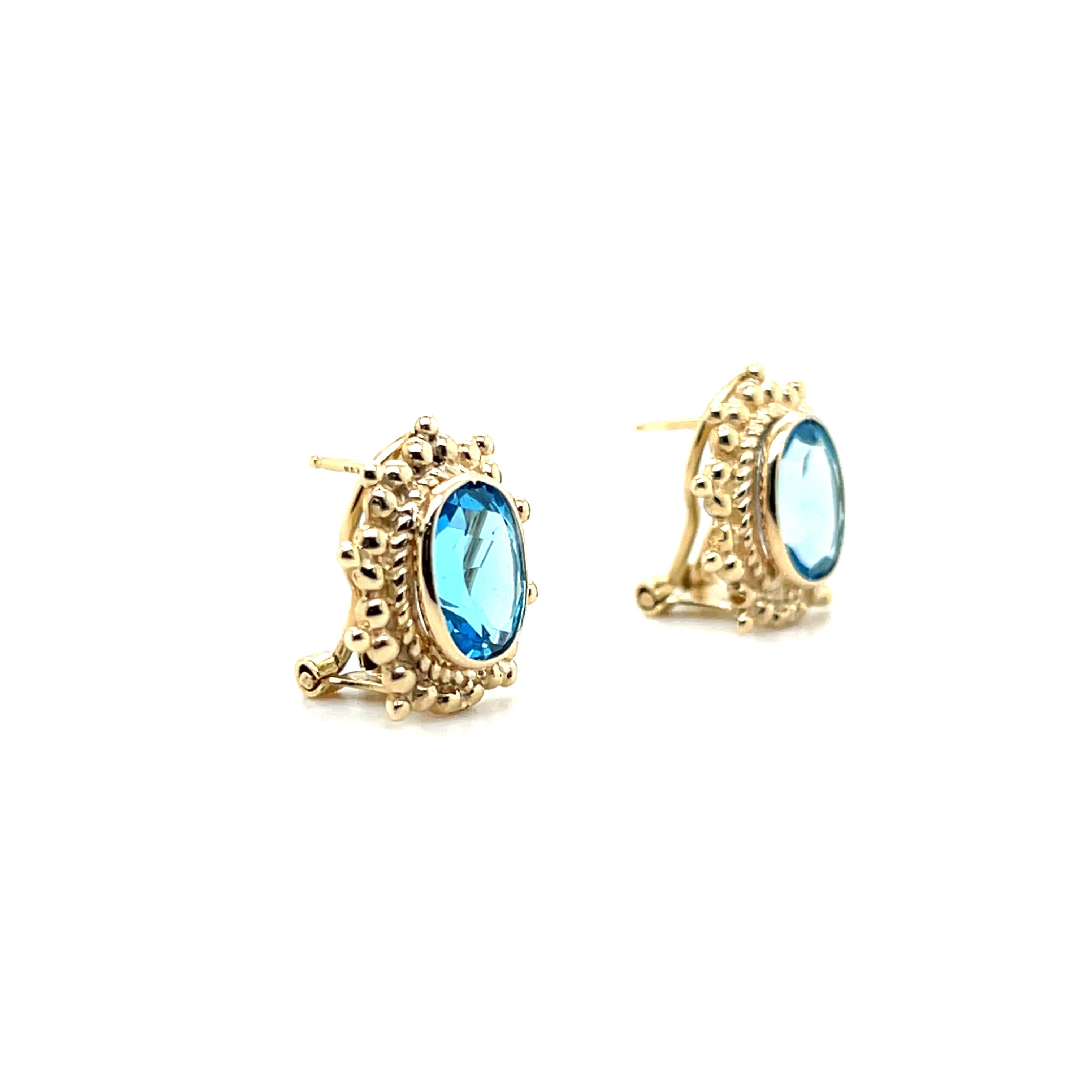 da uomo o donna Orecchini Omega Back in oro giallo 14 carati con 5,24 carati di topazio blu in vendita