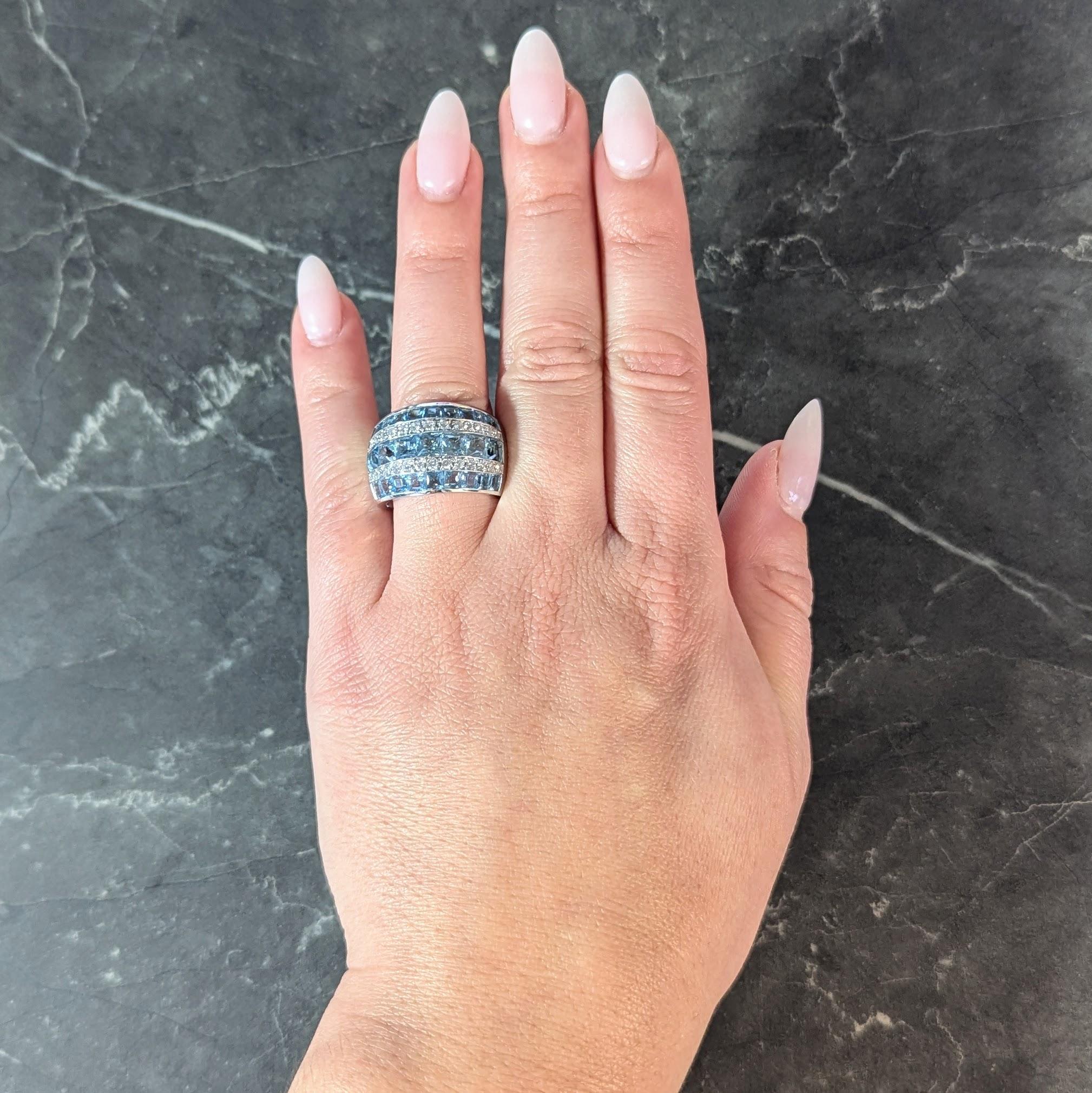 Conçue comme une large bande avec des rangées alternées d'aigues-marines et de diamants.
Les aigues-marines sont taillées en carré et pèsent environ 4,70 carats au total.
Transparent de couleur bleu clair - gradué et cannelé
Les diamants sont