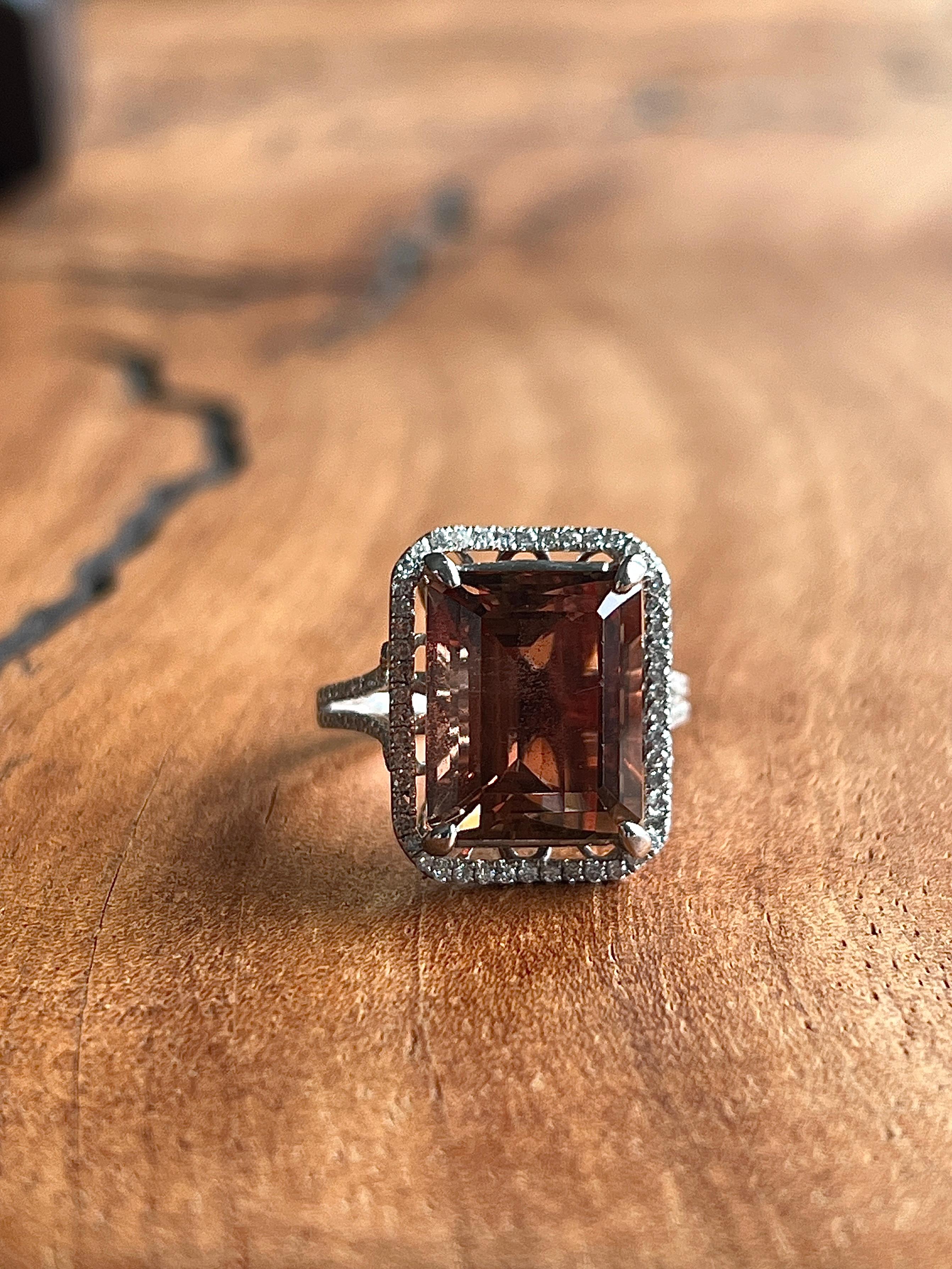Anillo de cóctel contemporáneo de oro blanco de 14k con piedra solar y diamantes de 5,5 quilates Contemporáneo en venta