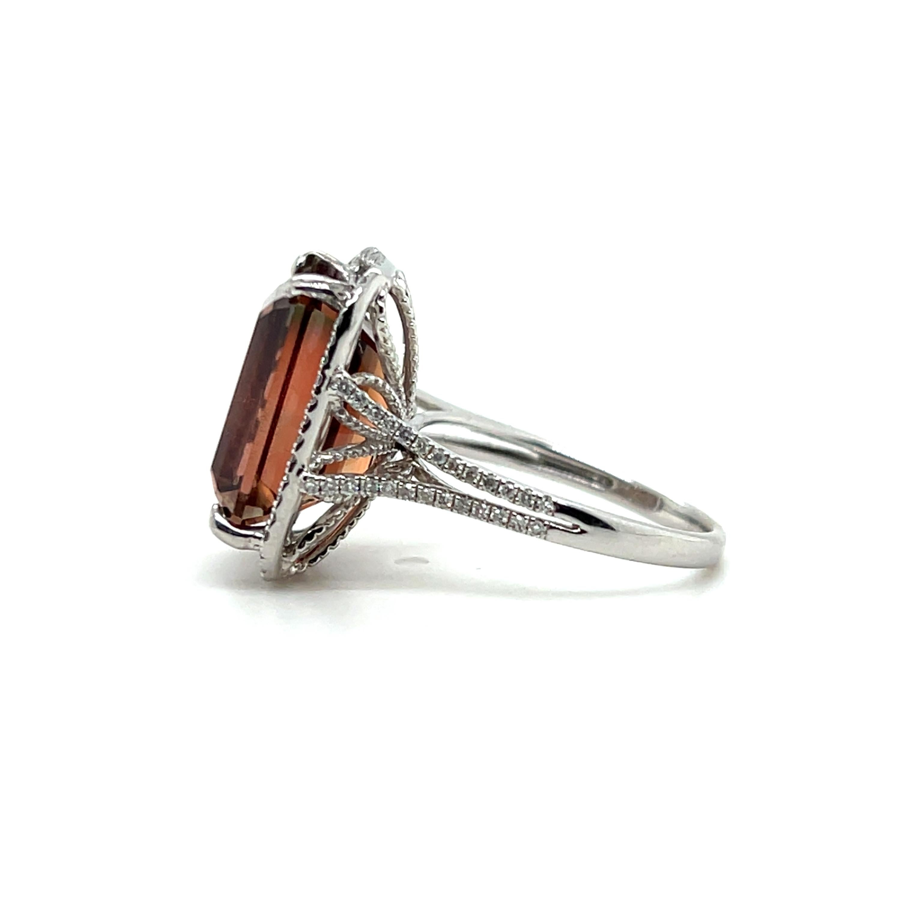 Anillo de cóctel contemporáneo de oro blanco de 14k con piedra solar y diamantes de 5,5 quilates Corte esmeralda en venta