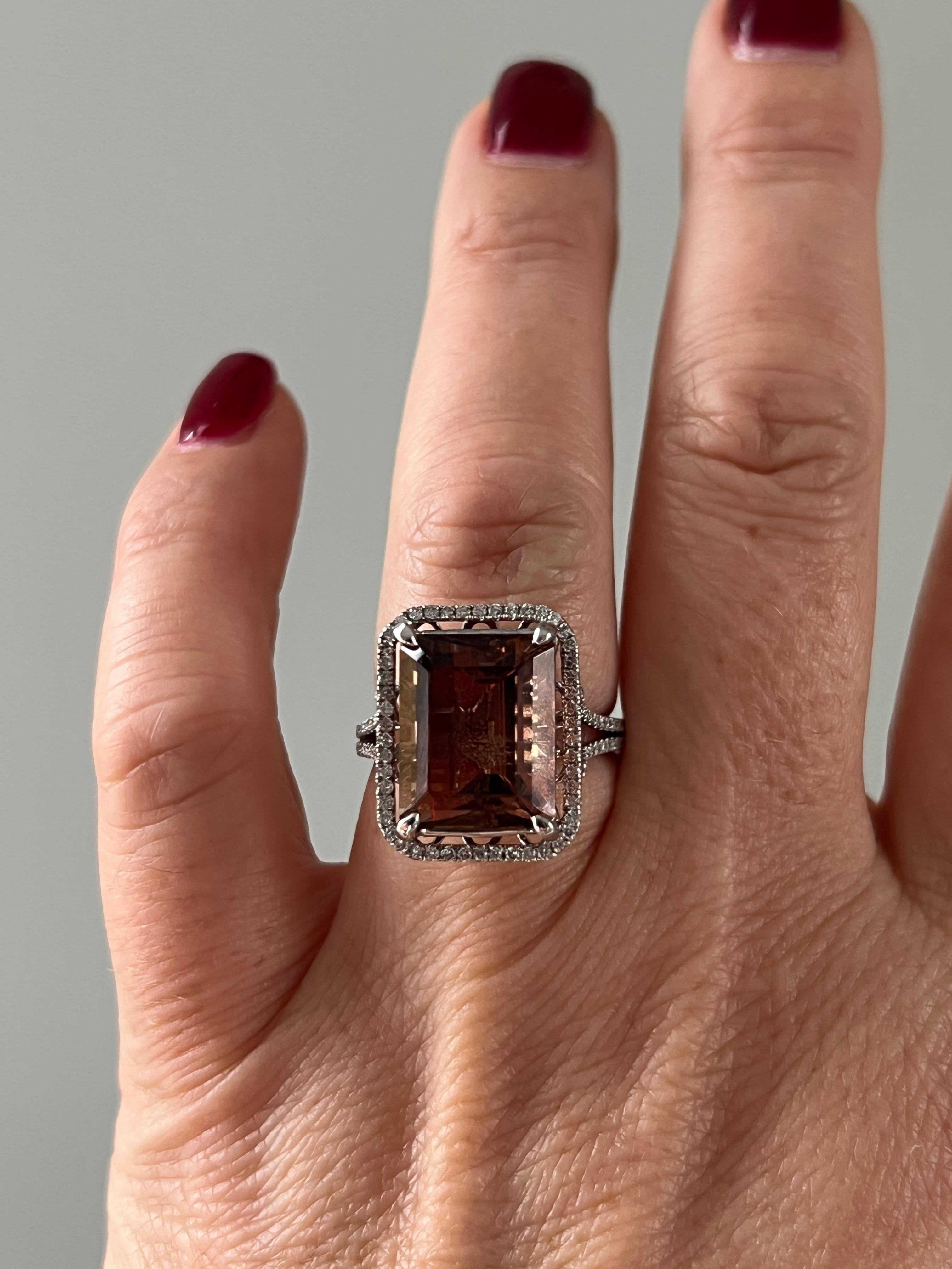 Femenino o masculino Anillo de cóctel contemporáneo de oro blanco de 14k con piedra solar y diamantes de 5,5 quilates en venta