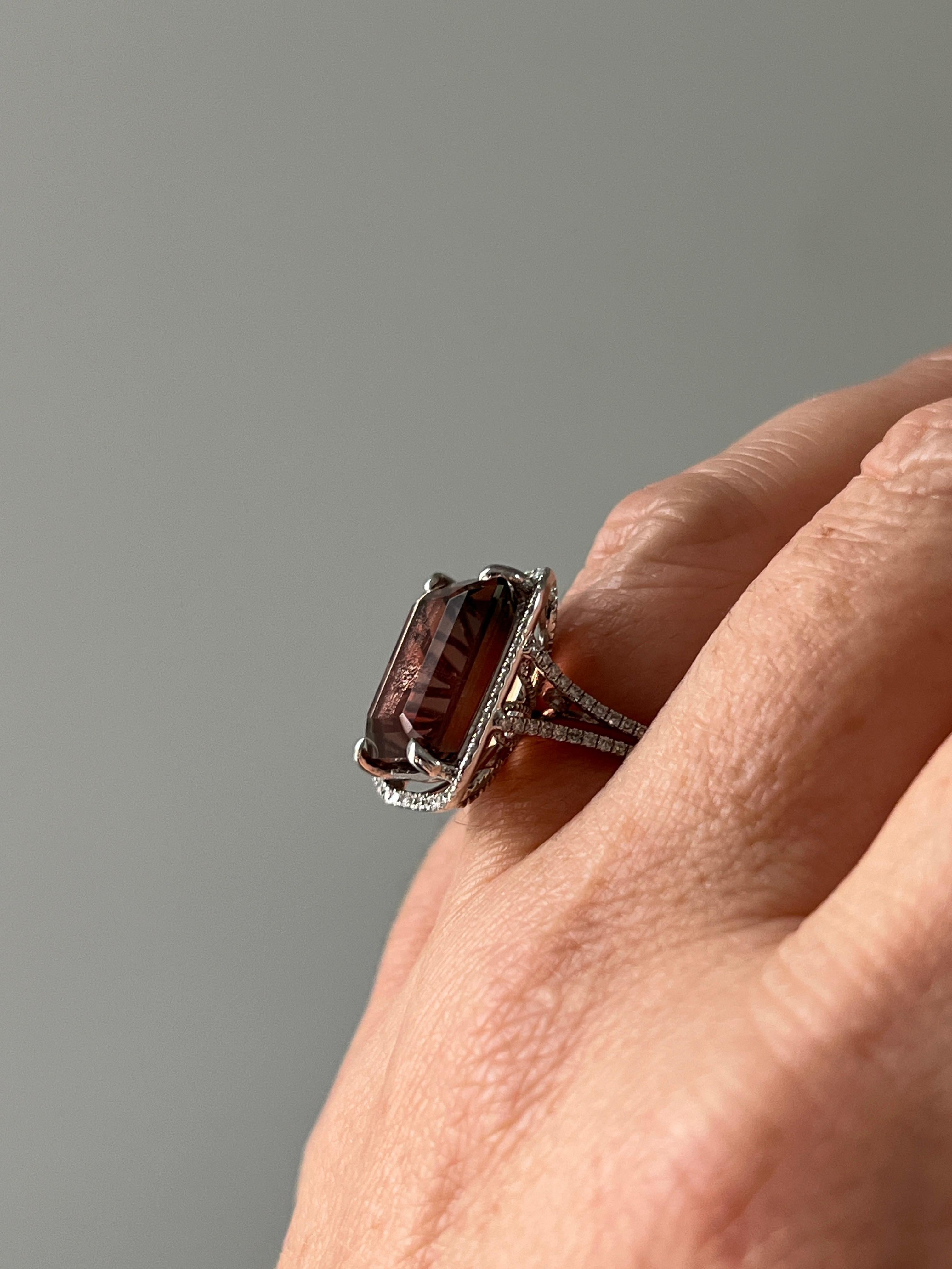 Anillo de cóctel contemporáneo de oro blanco de 14k con piedra solar y diamantes de 5,5 quilates en venta 1