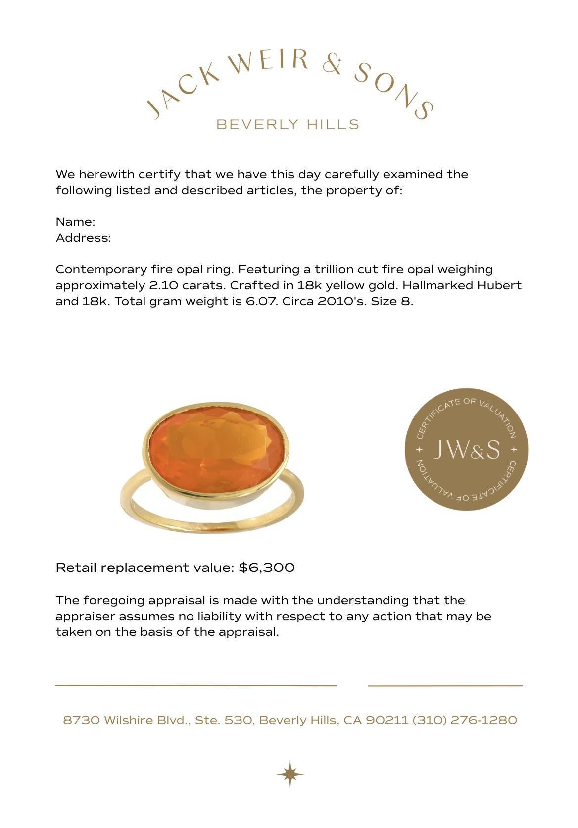 Contemporary 5.50 carat fire opal 18k yellow gold bezel ring For Sale 1