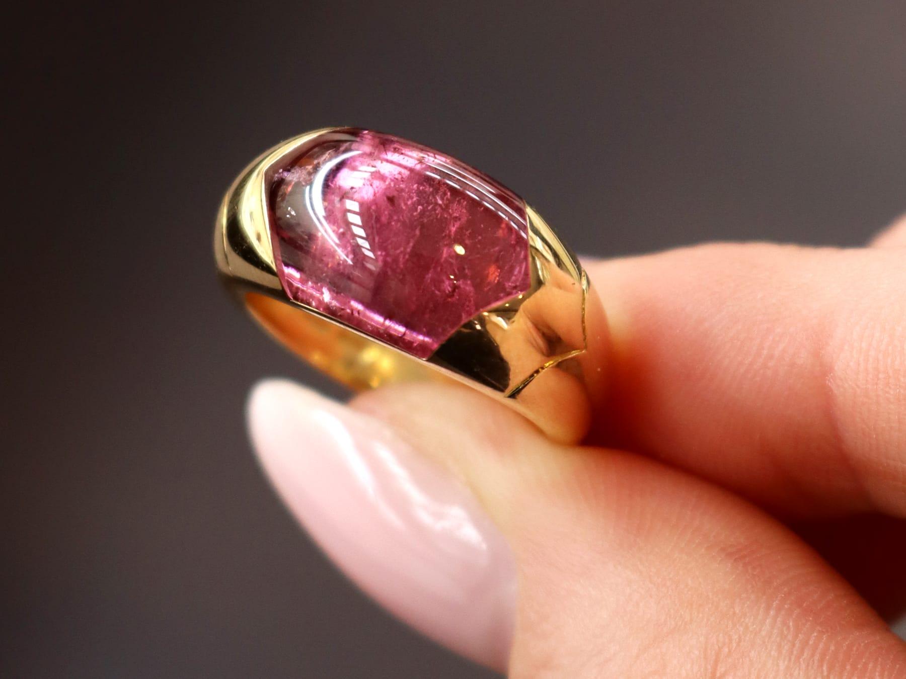 Une bague Bulgari contemporaine en or jaune 18 carats et tourmaline rose de 5,90 carats, superbe, fine et impressionnante, faisant partie de nos diverses collections de bijoux en tourmaline.

Cette magnifique bague vintage, fine et impressionnante,