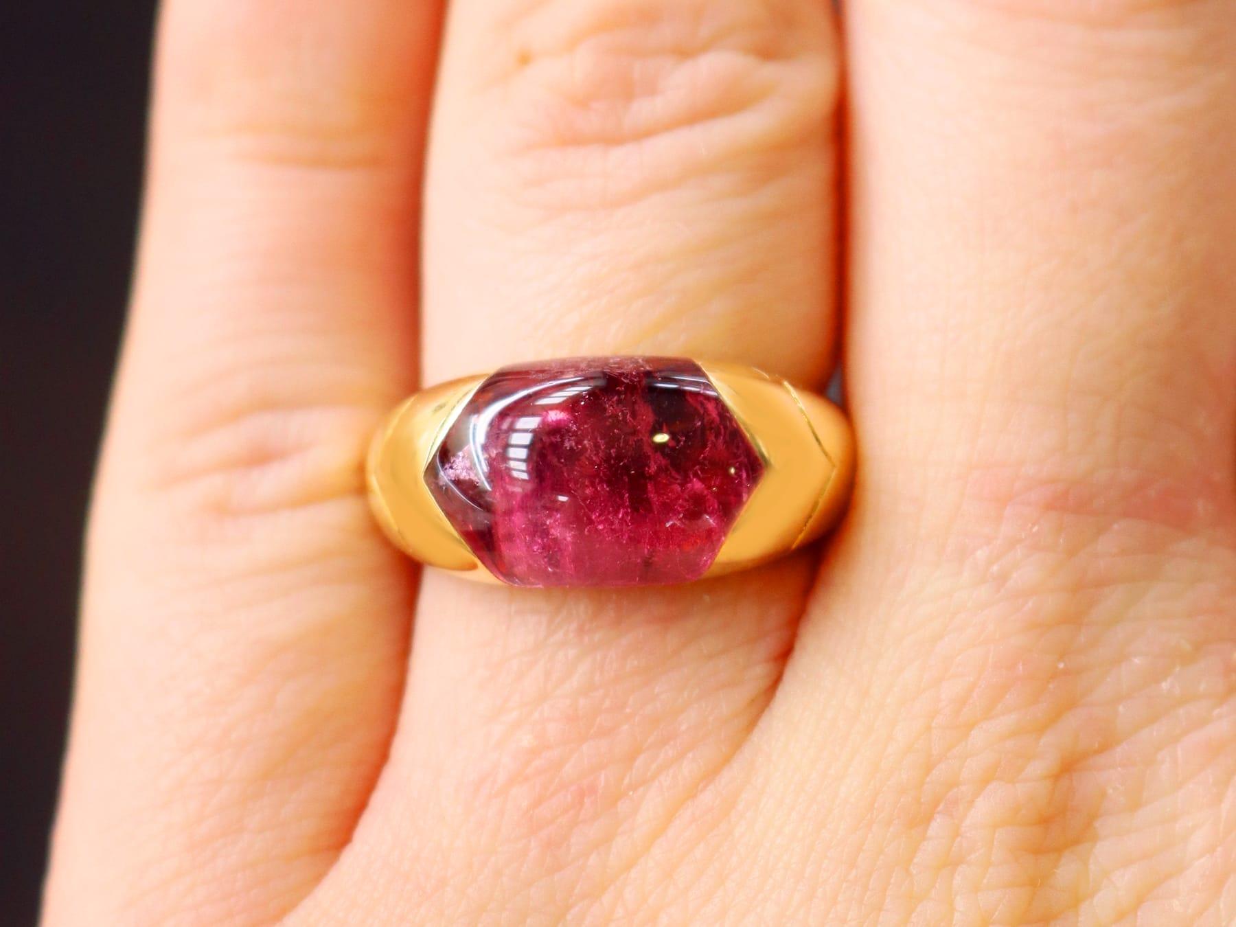 Taille cabochon Bague Contemporary 5.90 Carat Pink Tourmaline 18k Yellow Gold by Bulgari (1995) en vente