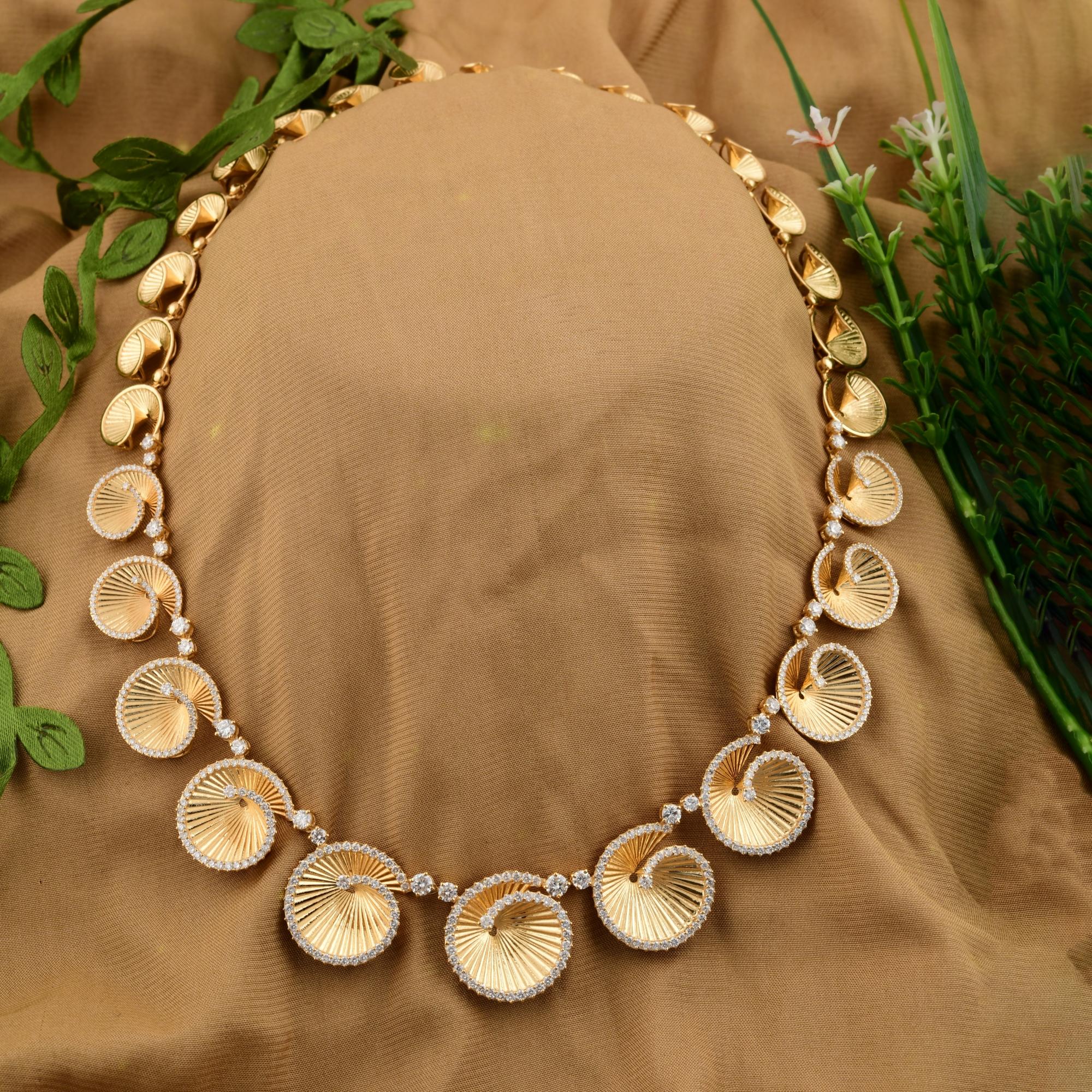 Contemporaneo Collana girocollo con conchiglia a spirale con diamanti naturali da 5,90 carati in oro giallo 14k in vendita