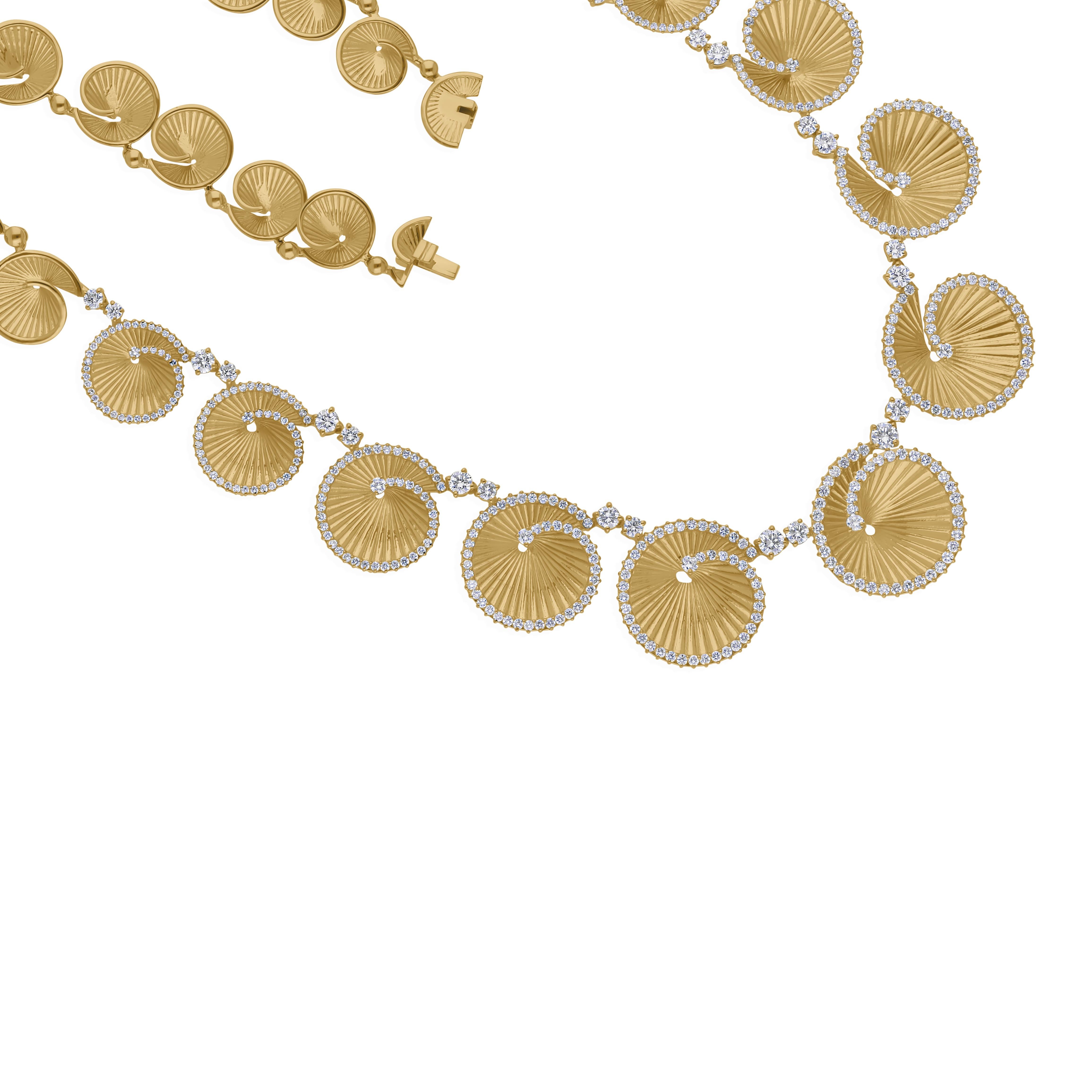 Taglio rotondo Collana girocollo con conchiglia a spirale con diamanti naturali da 5,90 carati in oro giallo 14k in vendita