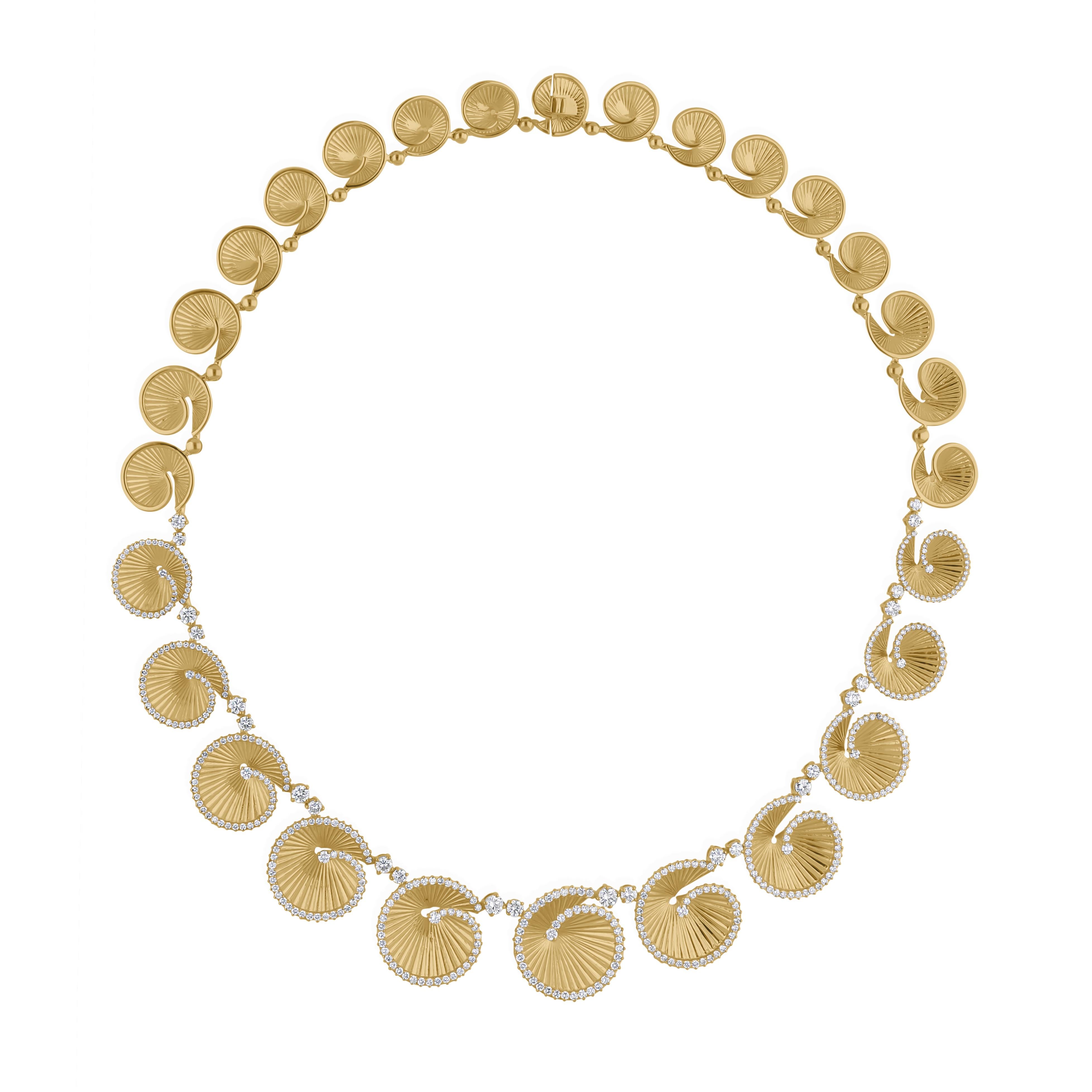 Collana girocollo con conchiglia a spirale in oro giallo 18 carati con diamanti naturali da 5,90 carati Contemporary
La collana è caratterizzata da un'incredibile disposizione di motivi a spirale di conchiglie, intricati con sottili creste che