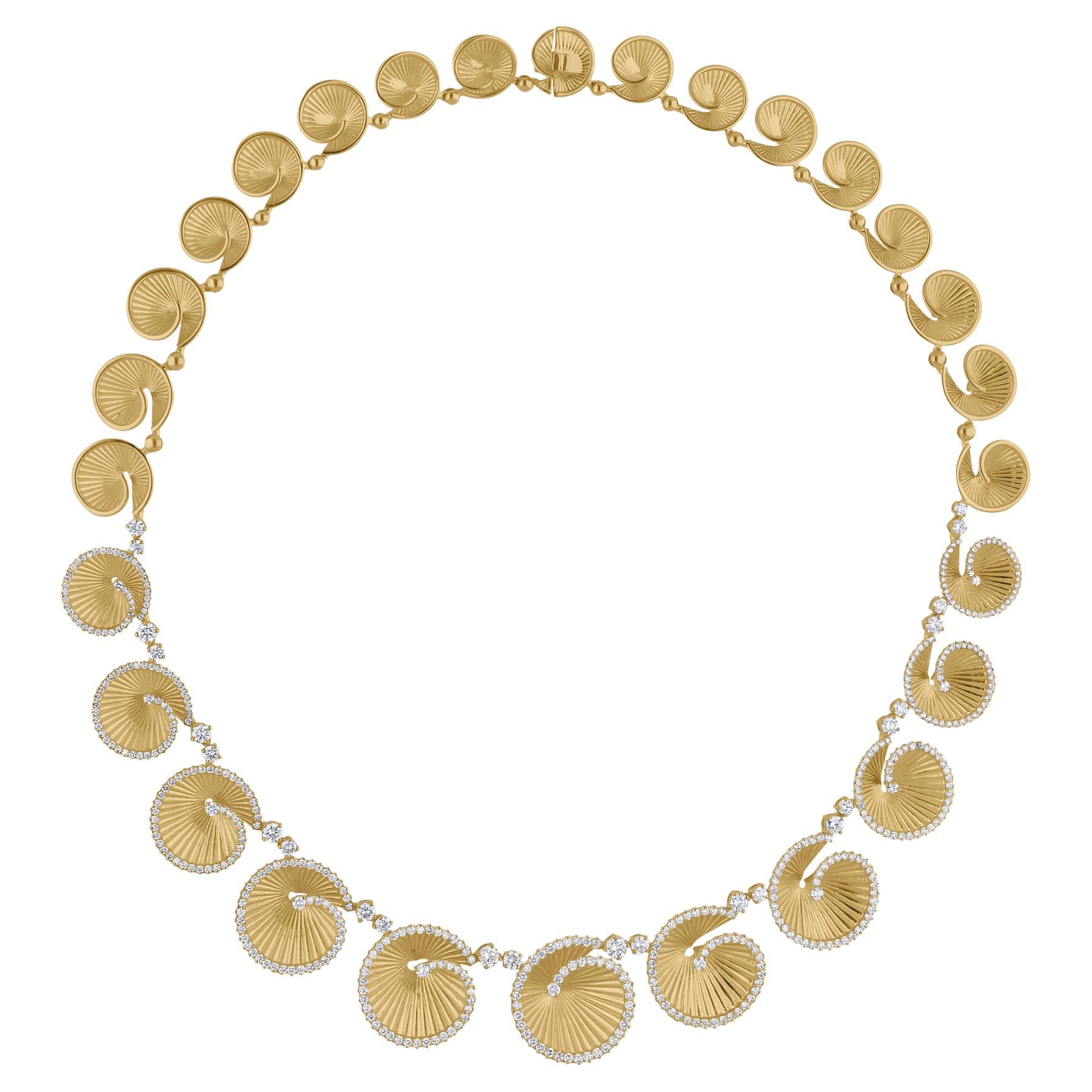Collana girocollo con conchiglia a spirale in oro giallo 18 carati con diamanti naturali da 5,90 carati Contemporary