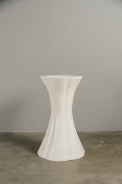 Zeitgenössischer Tisch mit 6 Blütenblättern und cremefarbenem Lack von Robert Kuo