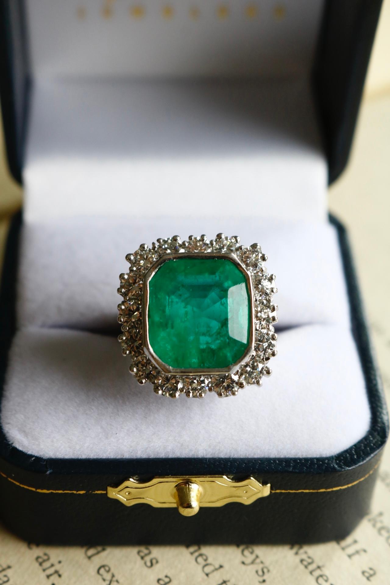 Contemporain Contemporary 6.79 Carat Emerald & 2.3 TCW Diamond Platinum Cocktail Ring en vente