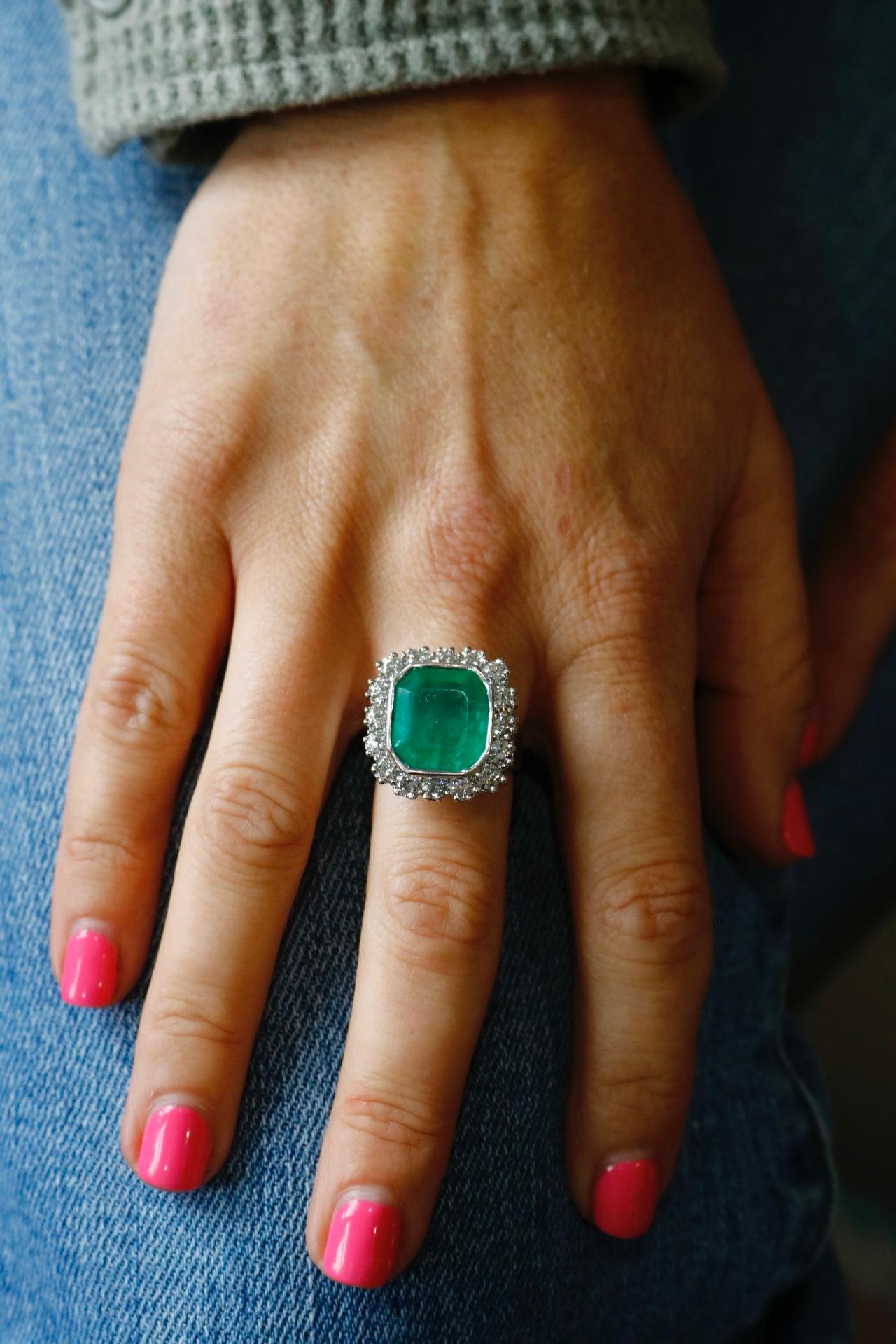 Taille coussin Contemporary 6.79 Carat Emerald & 2.3 TCW Diamond Platinum Cocktail Ring en vente